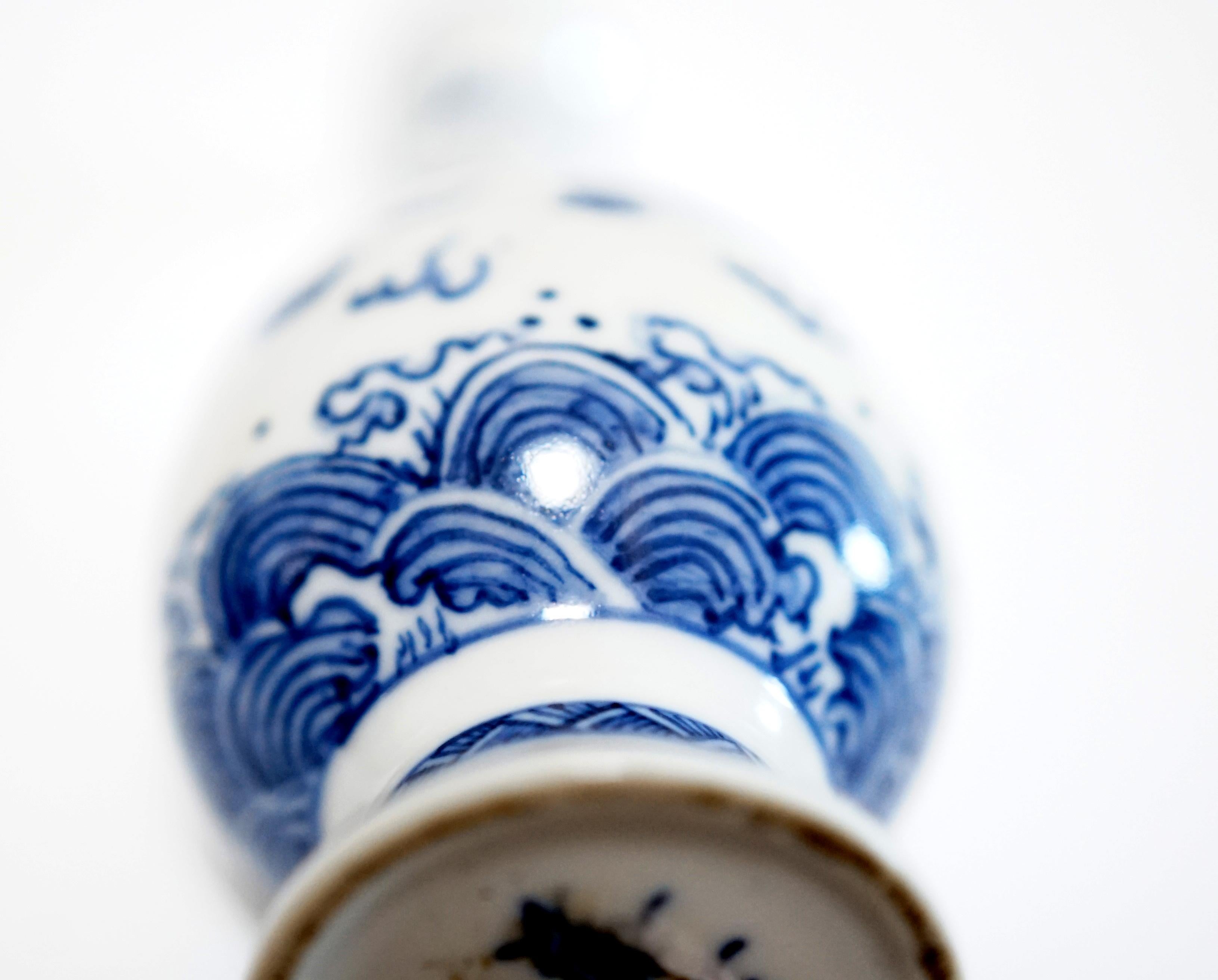 Vaso di ceramica blu e bianco con drago rampante in vendita 2