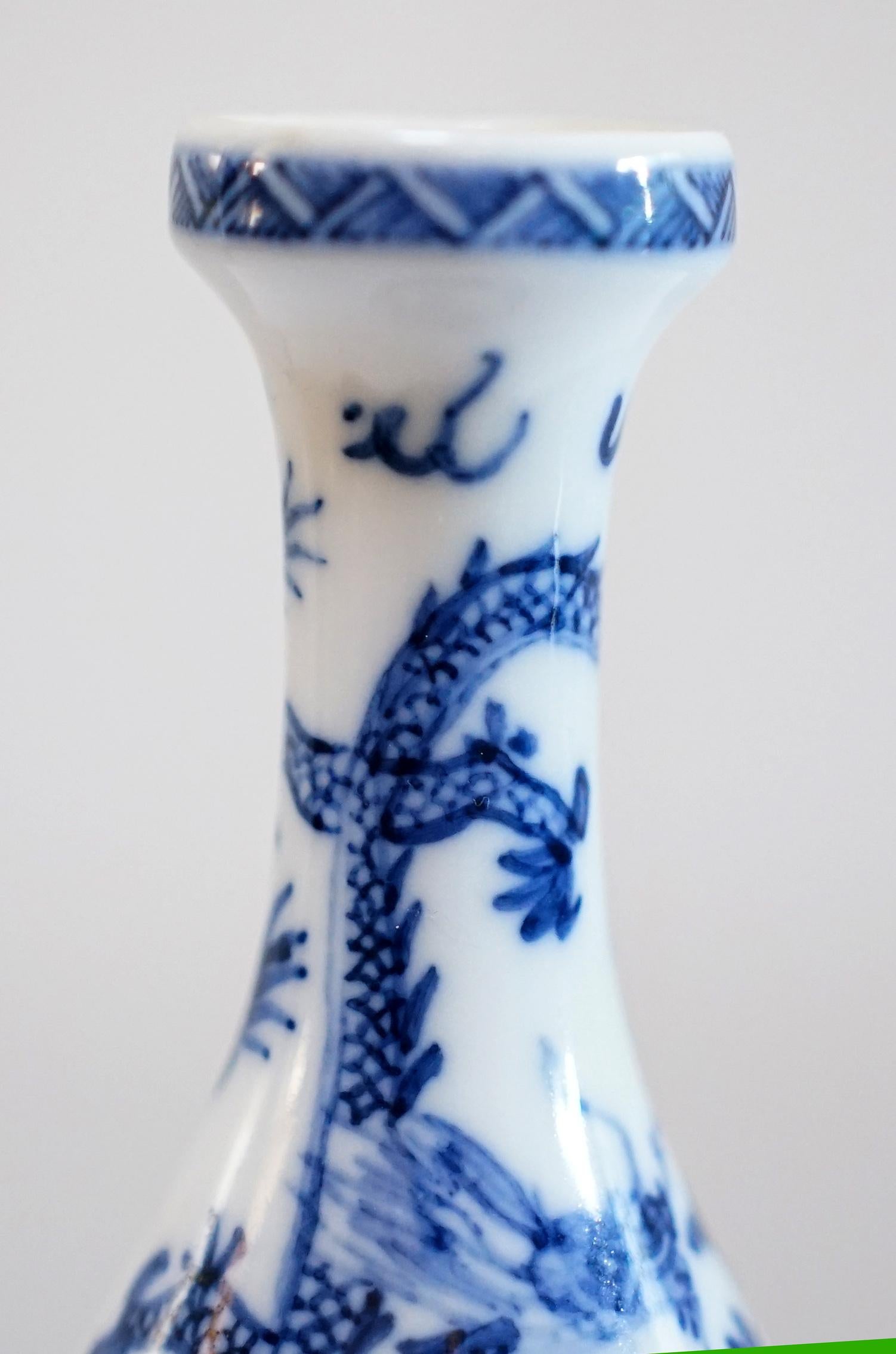 Esportazione cinese Vaso di ceramica blu e bianco con drago rampante in vendita