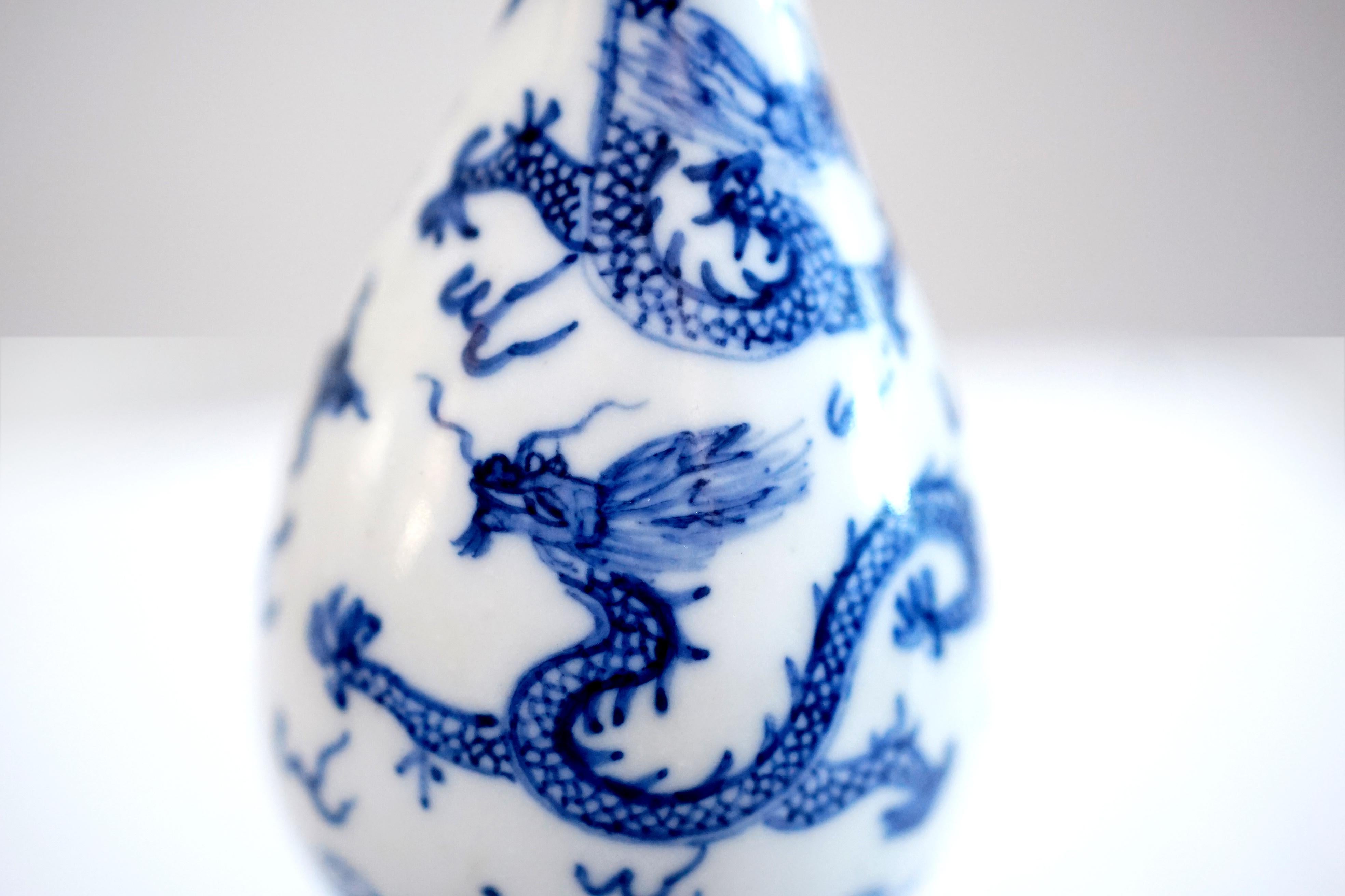 Cinese Vaso di ceramica blu e bianco con drago rampante in vendita
