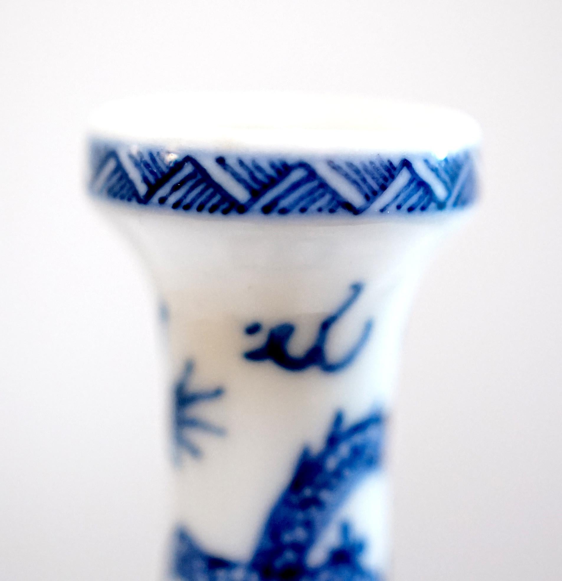 XX secolo Vaso di ceramica blu e bianco con drago rampante in vendita