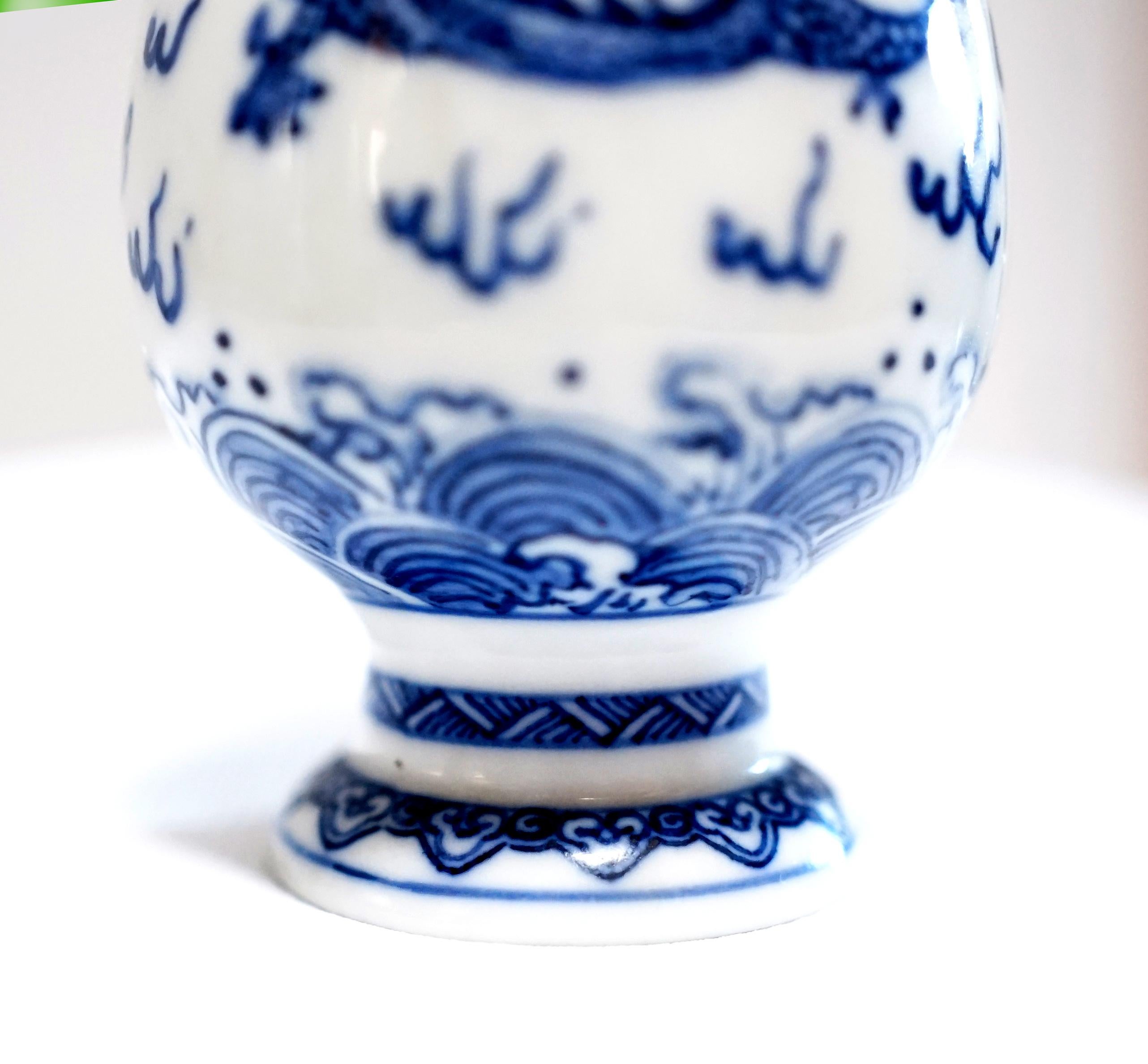 Vaso di ceramica blu e bianco con drago rampante in vendita 1