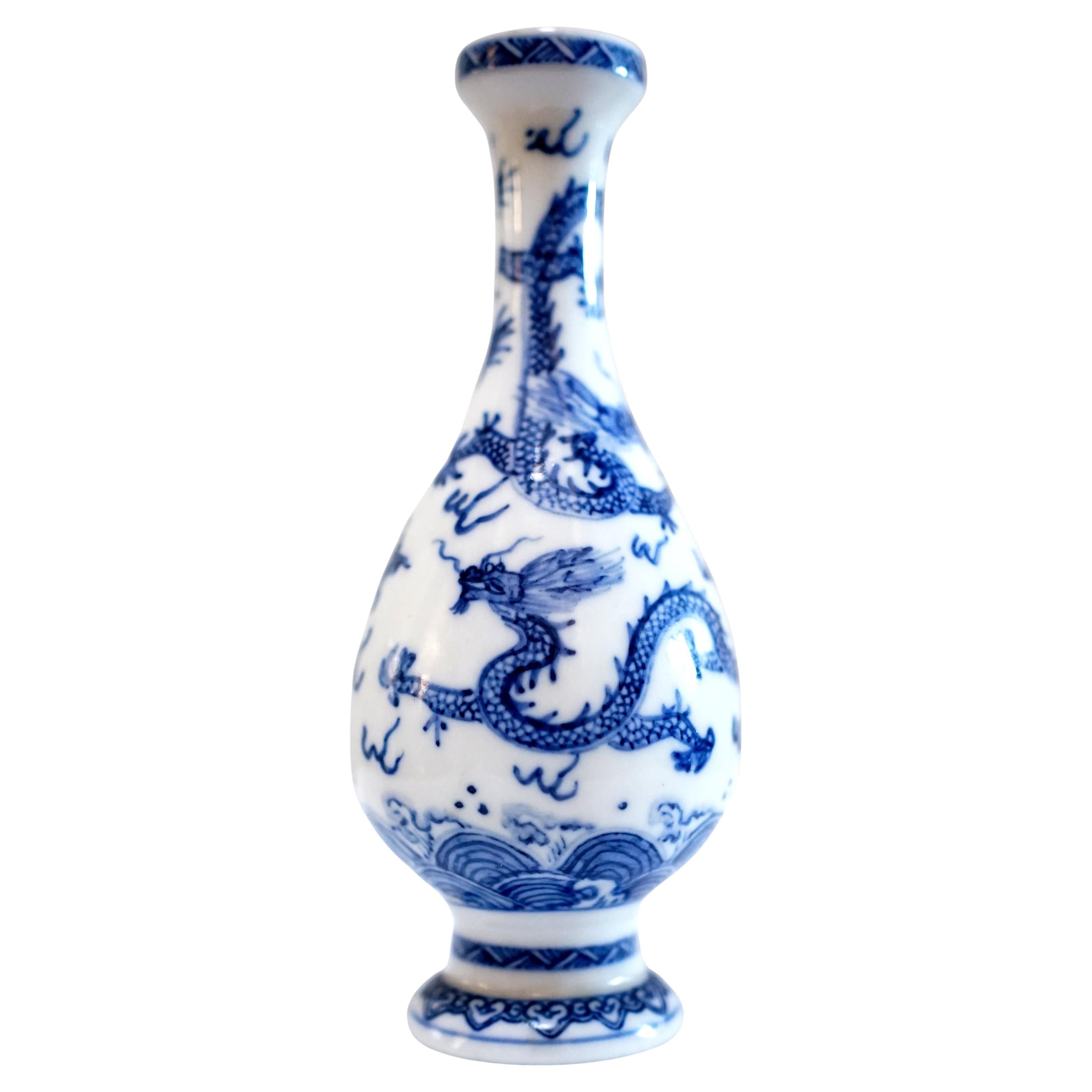 Vaso di ceramica blu e bianco con drago rampante