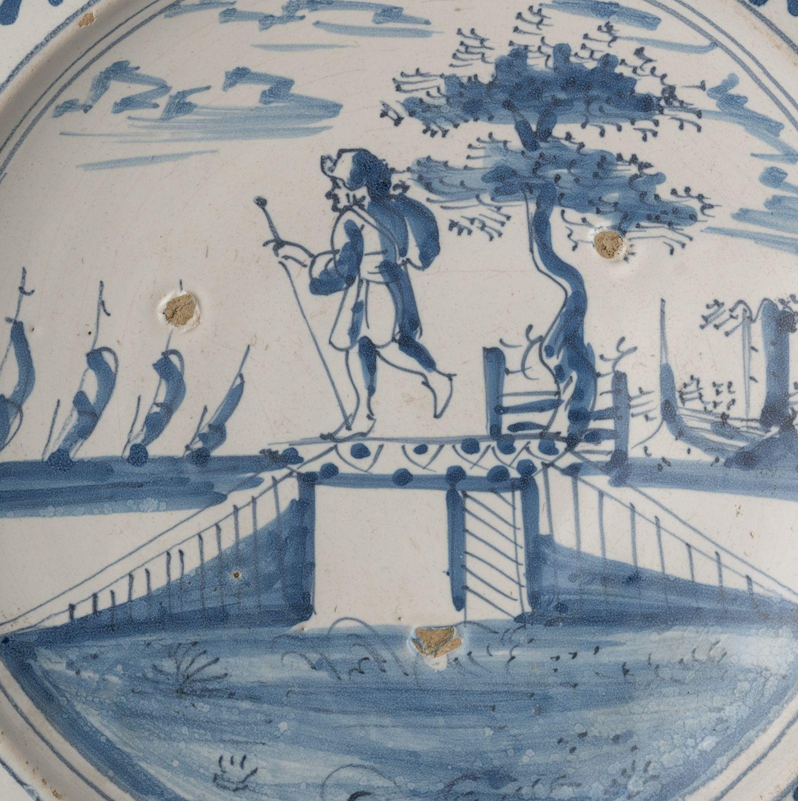 Blauer und weißer Platzteller mit Hirt in einer Landschaft aus Delft, 1670-1700 (Barock) im Angebot