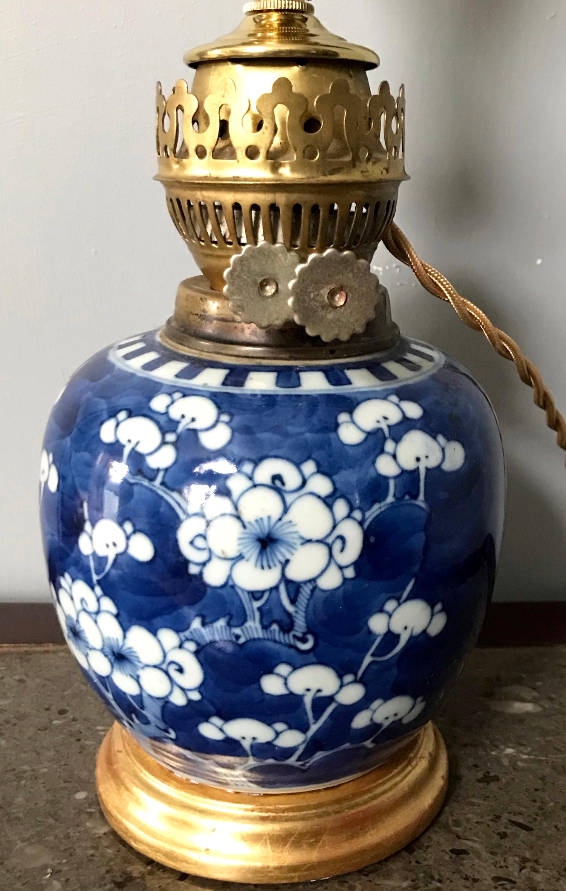 Lámpara Jarrón Flor de Cerezo Azul y Blanco sobre Base de Madera Dorada Exportación china en venta