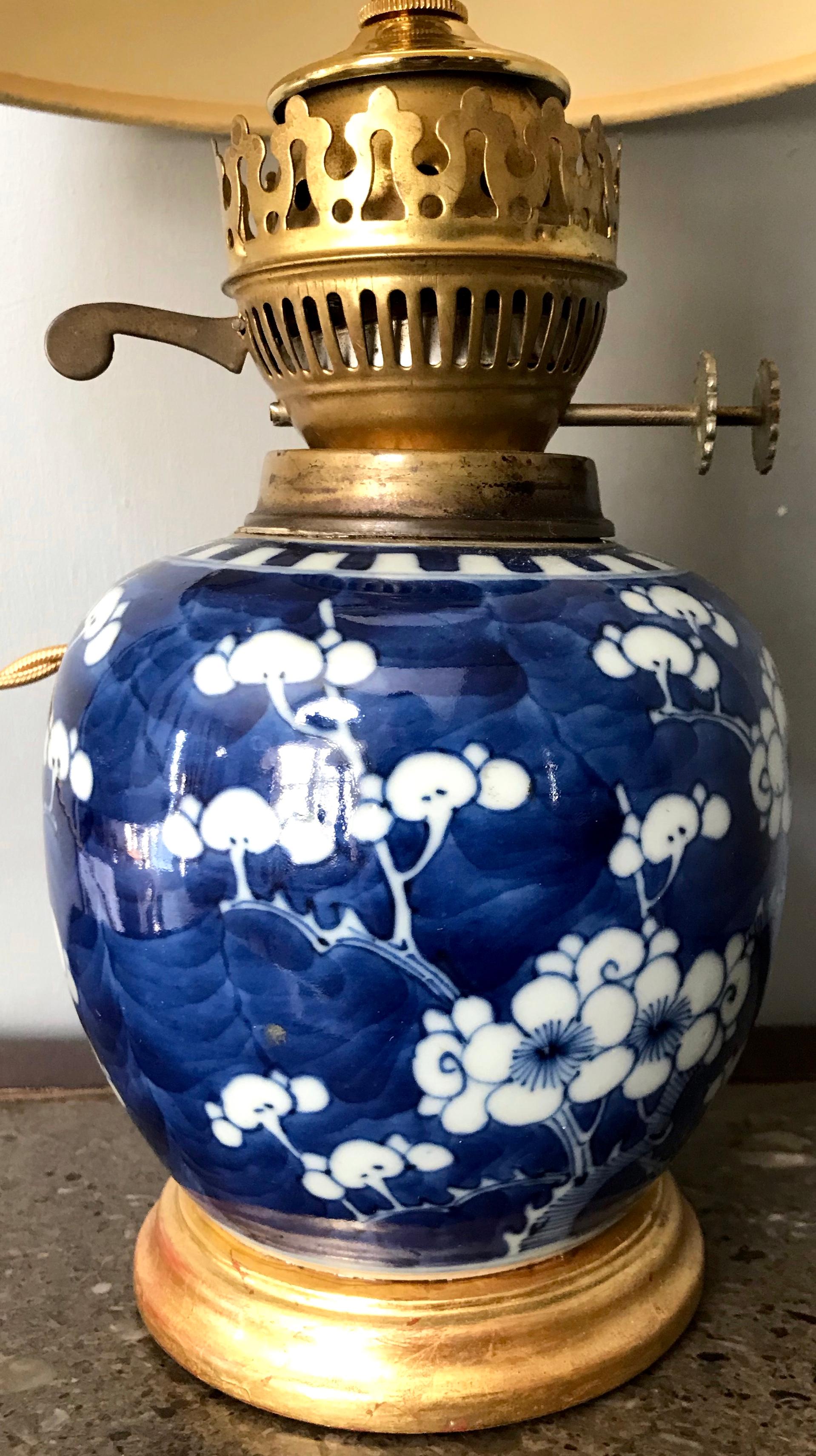 Lámpara Jarrón Flor de Cerezo Azul y Blanco sobre Base de Madera Dorada Chino en venta