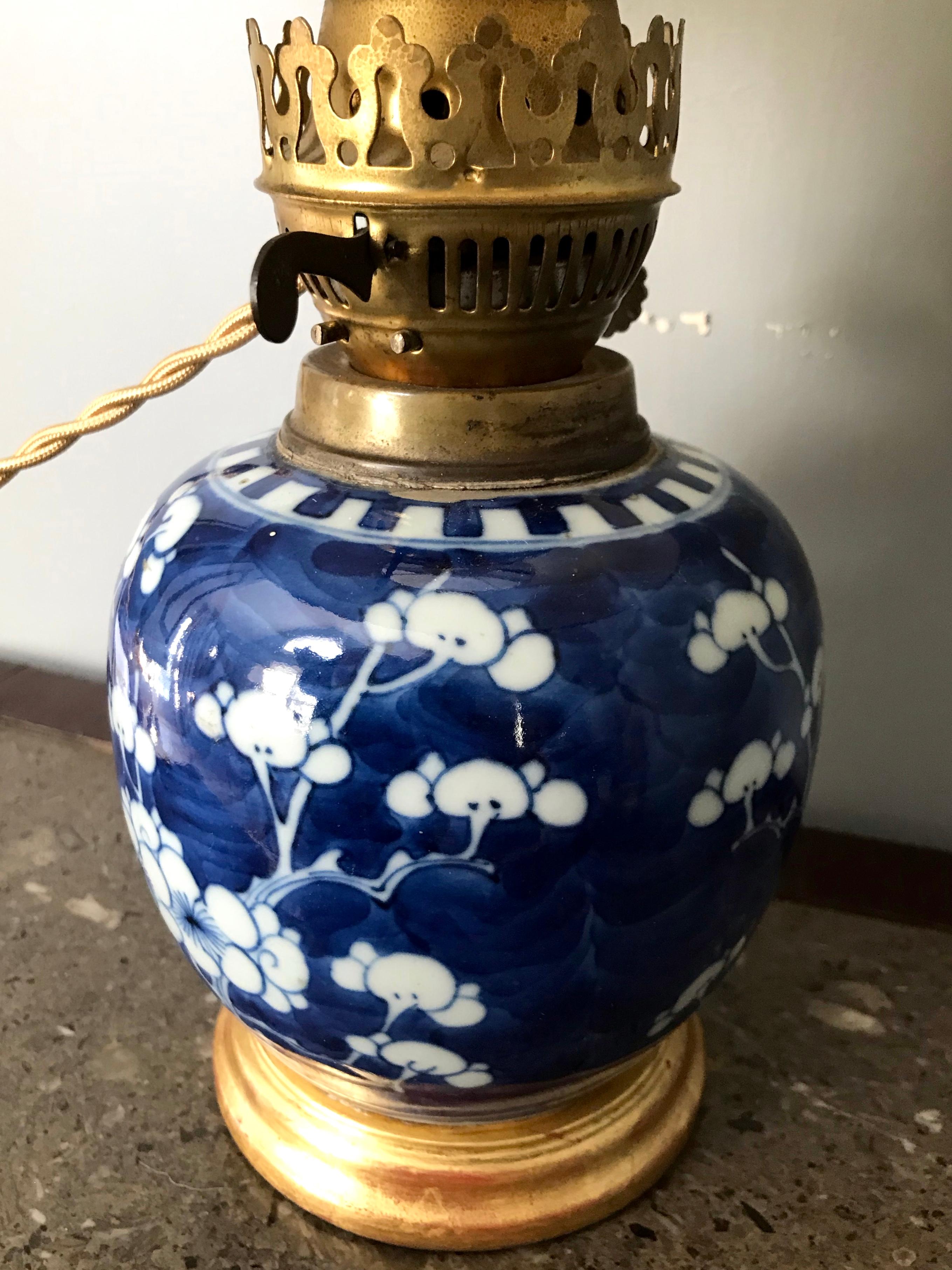 Lámpara Jarrón Flor de Cerezo Azul y Blanco sobre Base de Madera Dorada Pintado a mano en venta