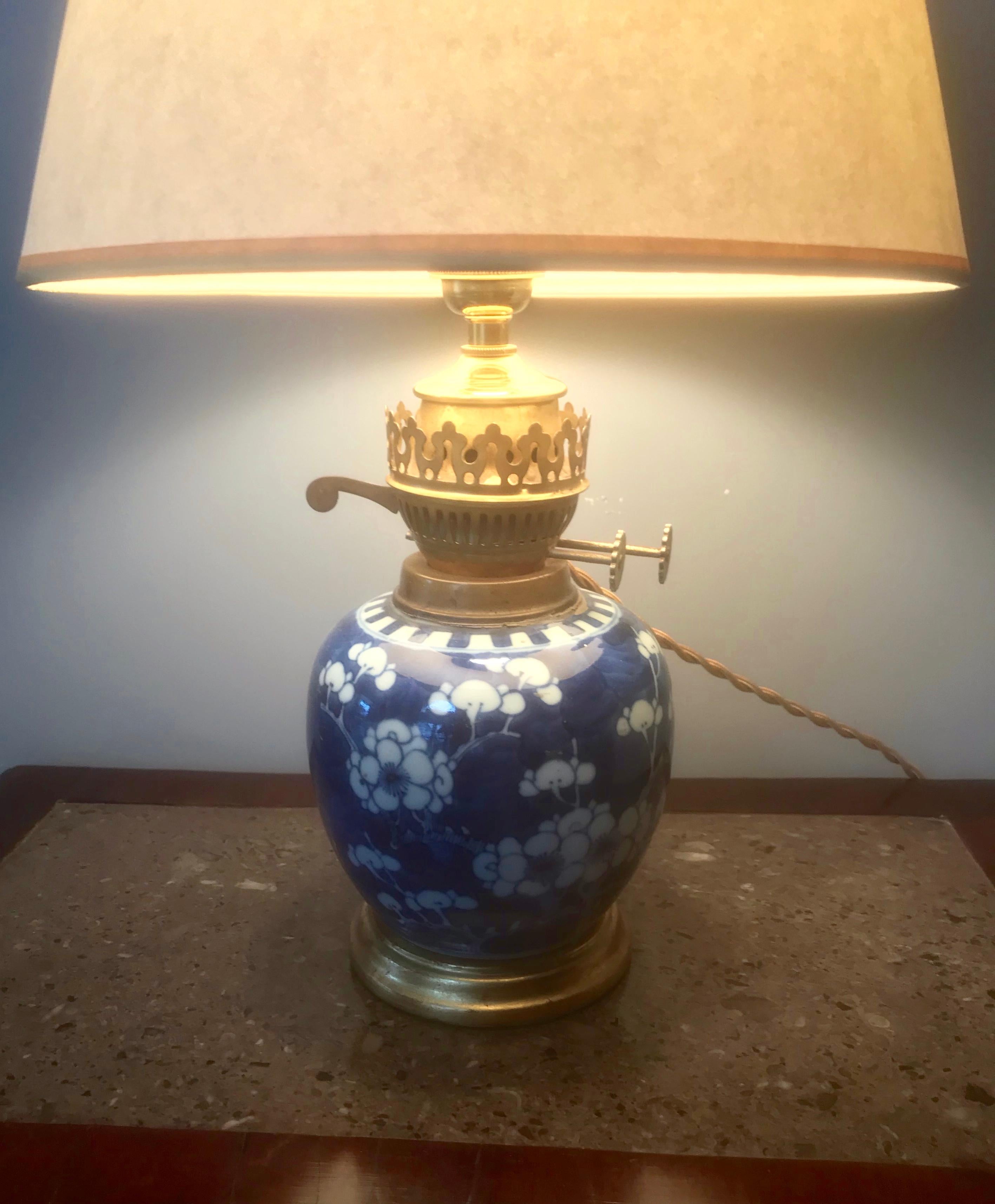 Lámpara Jarrón Flor de Cerezo Azul y Blanco sobre Base de Madera Dorada siglo XIX en venta