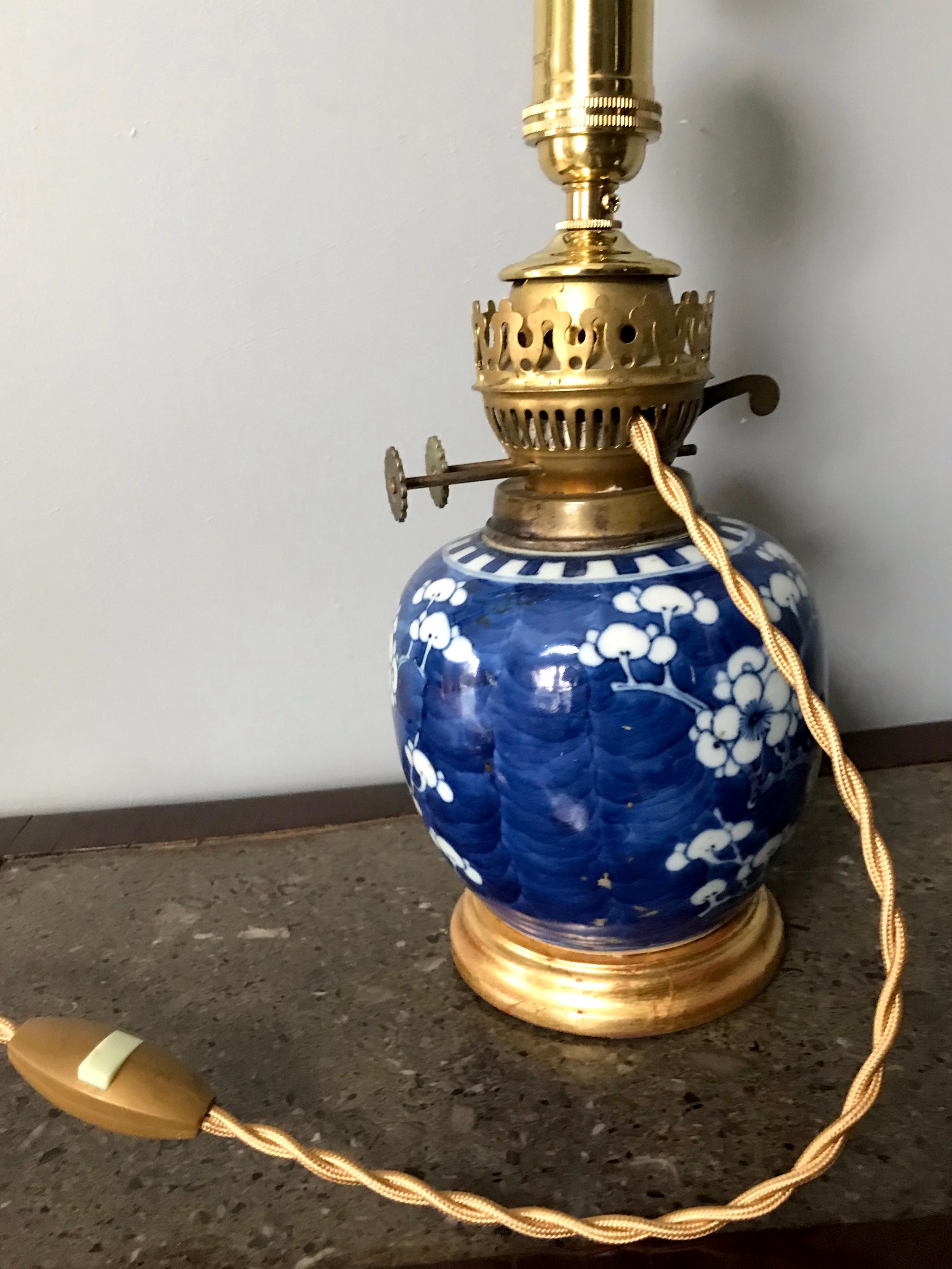 Lámpara Jarrón Flor de Cerezo Azul y Blanco sobre Base de Madera Dorada Porcelana en venta