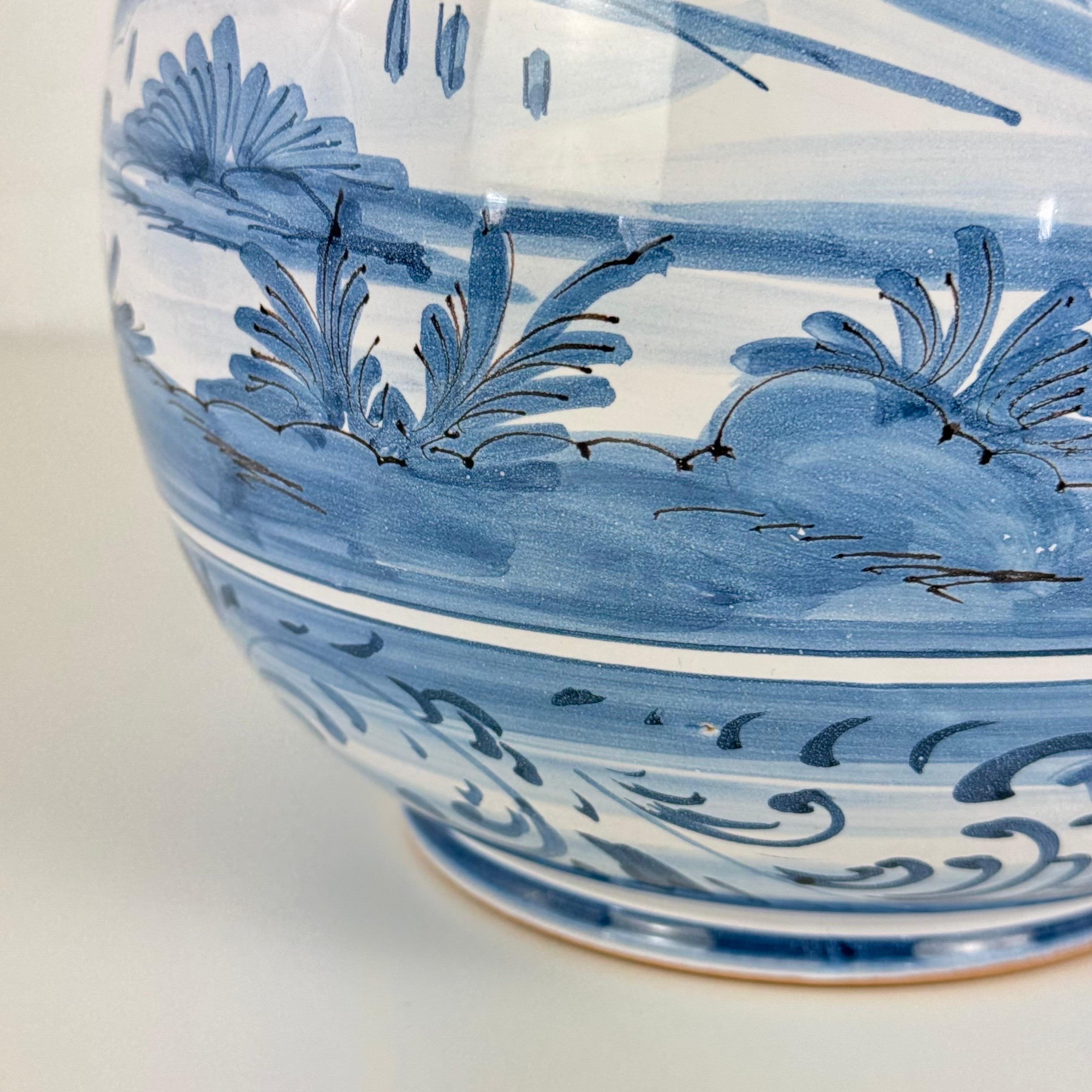Blau-weiße Vase mit Putten und Landschaft von Ernani, Albisola, Italien, 1940er Jahre im Angebot 3
