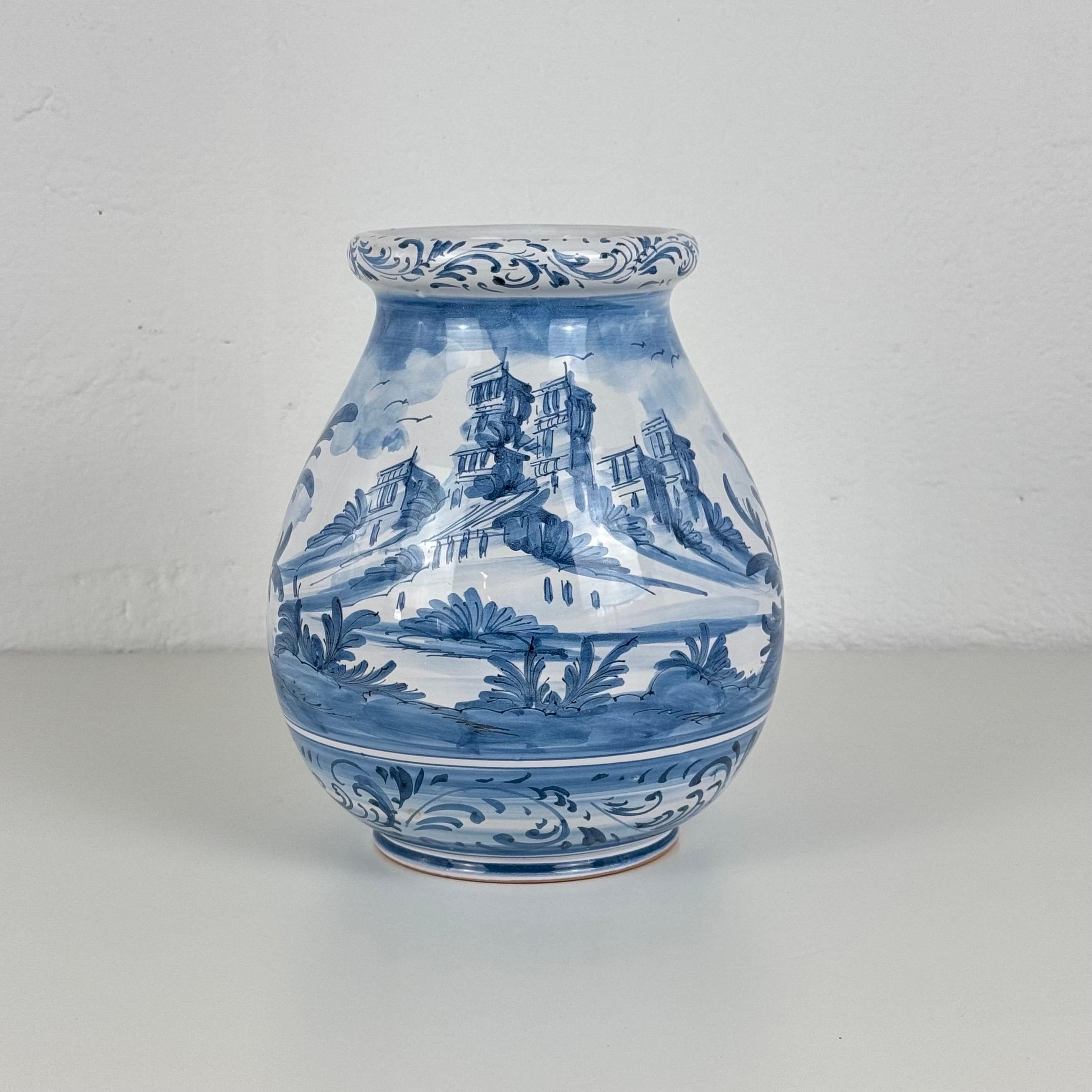 Eine beeindruckende handbemalte Keramikvase von Ernani aus Albisola, Italien, aus den 1940er Jahren. Die elegante barocke Silhouette mit weit ausgestelltem Rand und bauchigem Korpus ist reich verziert mit traditioneller blauer und weißer