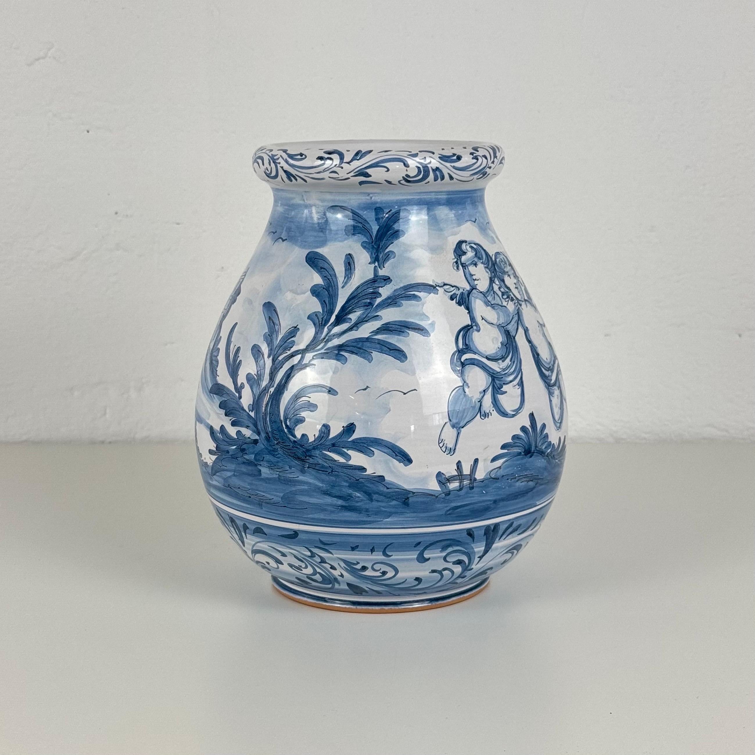 Blau-weiße Vase mit Putten und Landschaft von Ernani, Albisola, Italien, 1940er Jahre (Italienisch) im Angebot