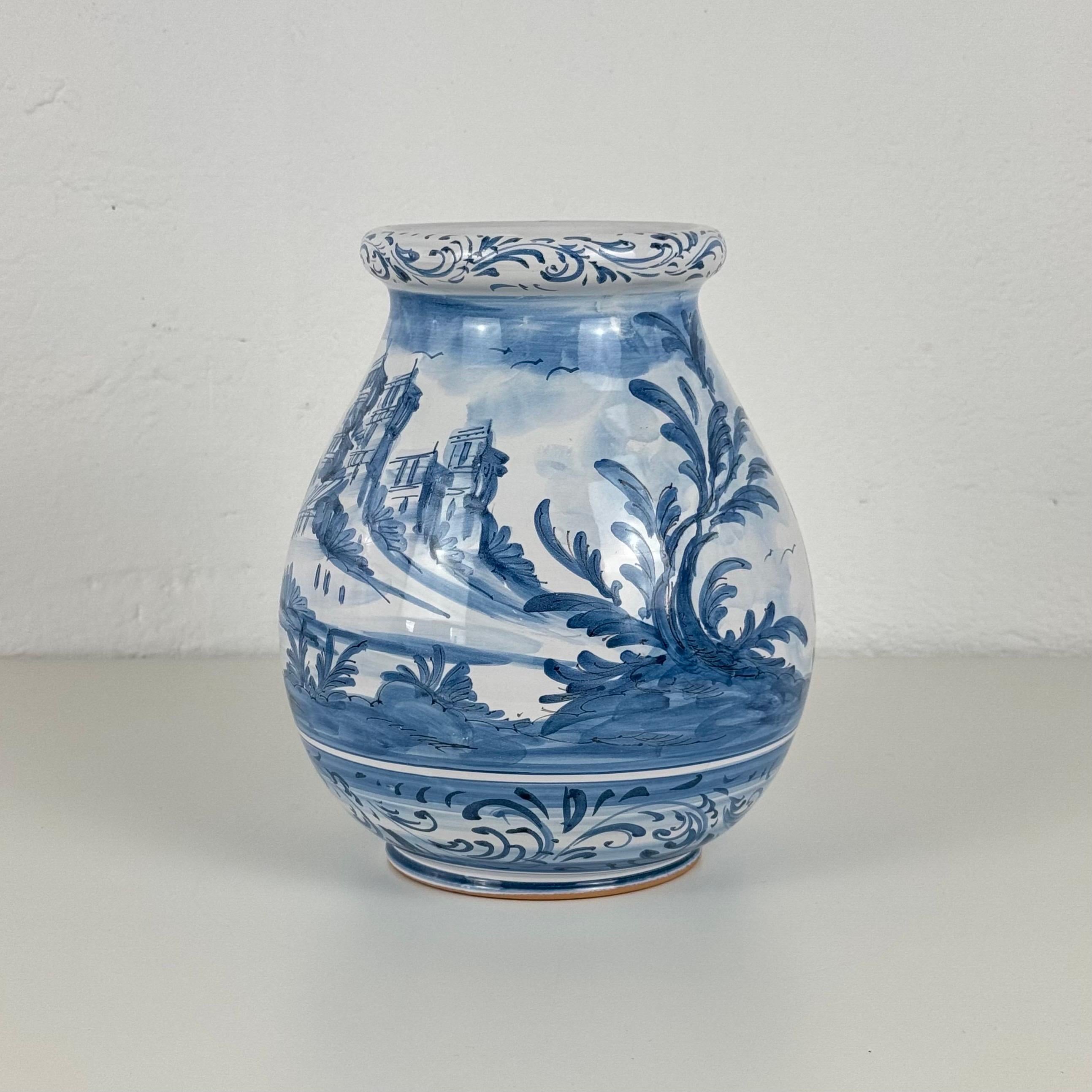 Blau-weiße Vase mit Putten und Landschaft von Ernani, Albisola, Italien, 1940er Jahre (Handgefertigt) im Angebot