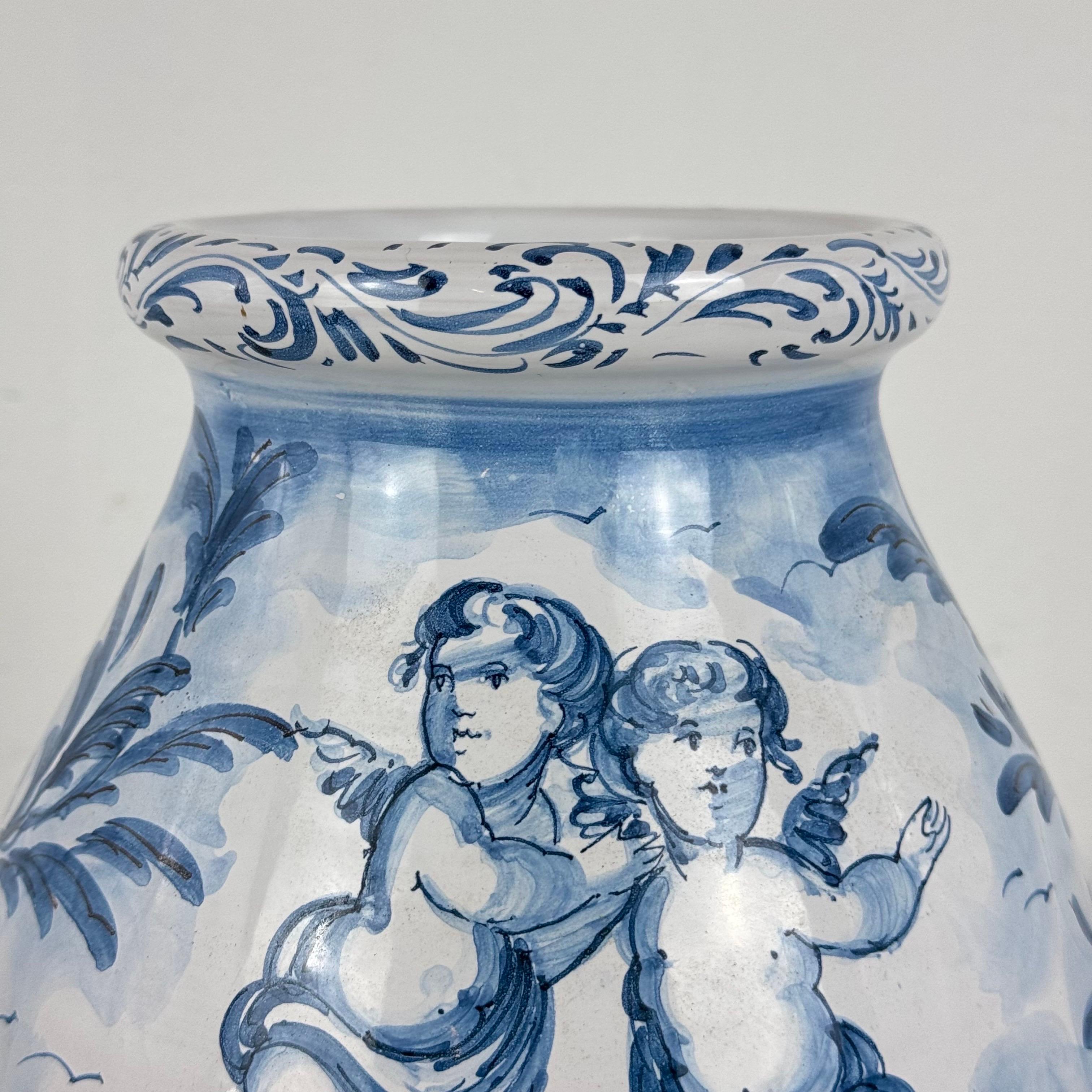Blau-weiße Vase mit Putten und Landschaft von Ernani, Albisola, Italien, 1940er Jahre (Mitte des 20. Jahrhunderts) im Angebot