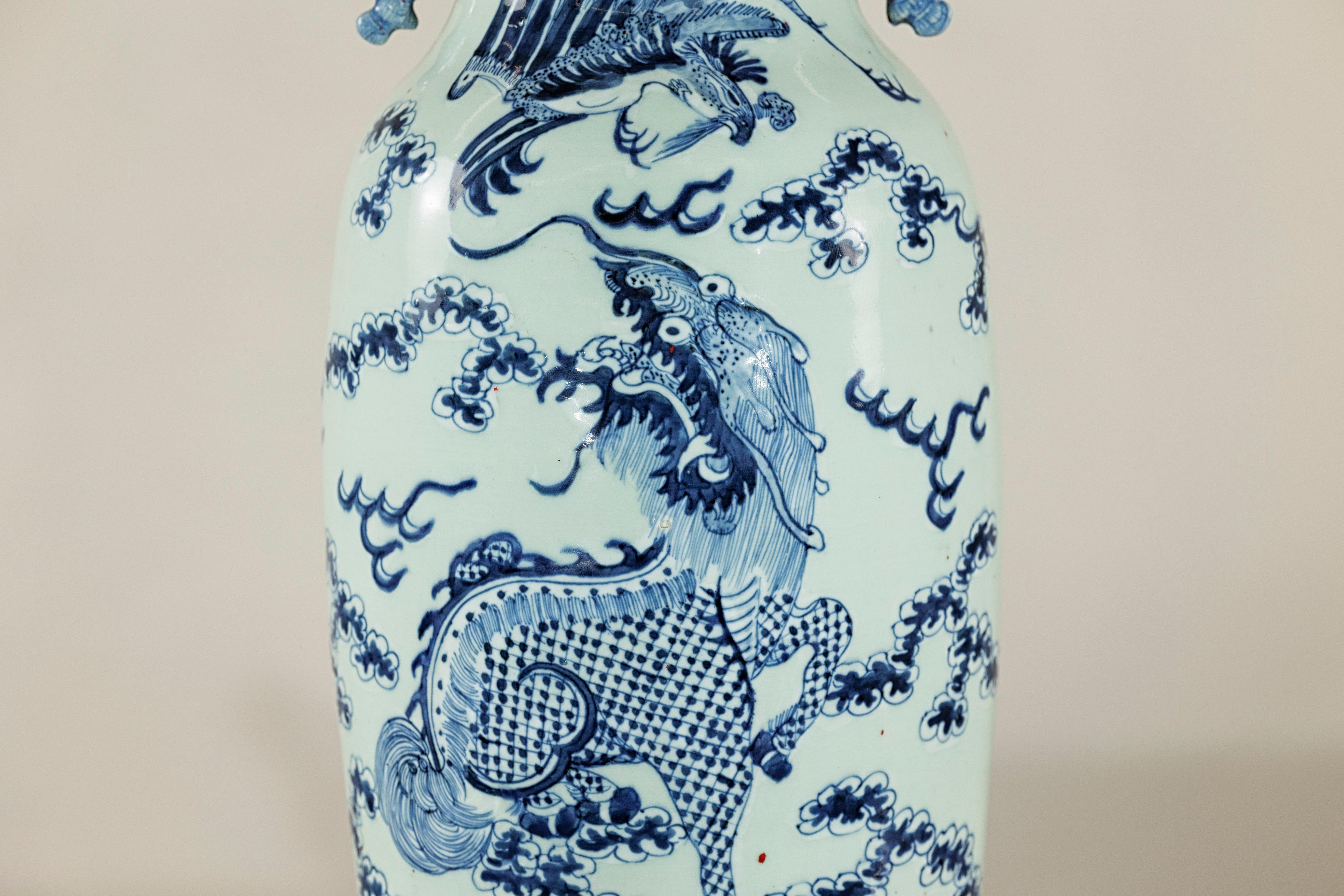 Vase d'autel chinois bleu et blanc à motif de dragon et de phénix, teinte céladon en vente 3