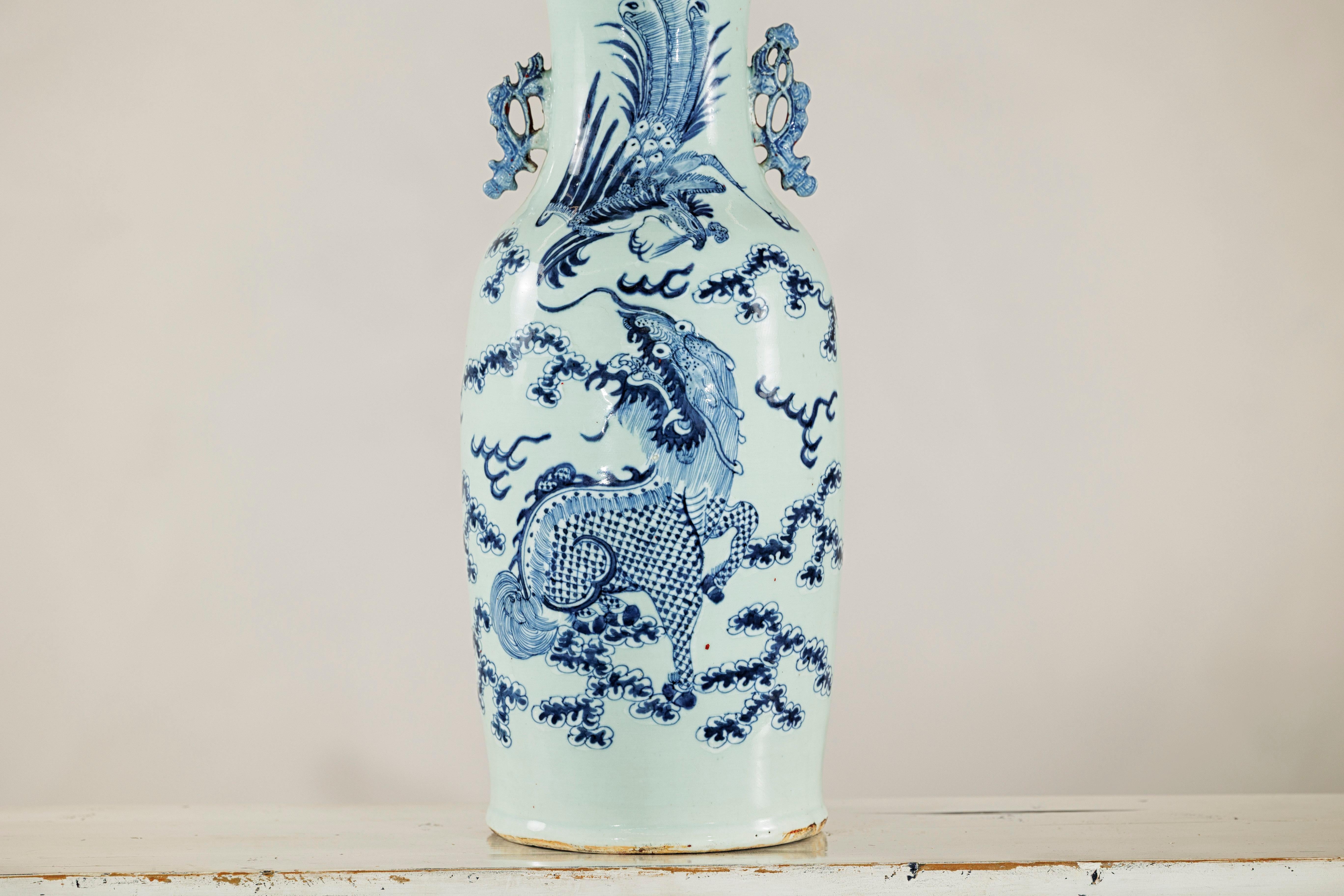Vase d'autel chinois bleu et blanc à motif de dragon et de phénix, teinte céladon en vente 4