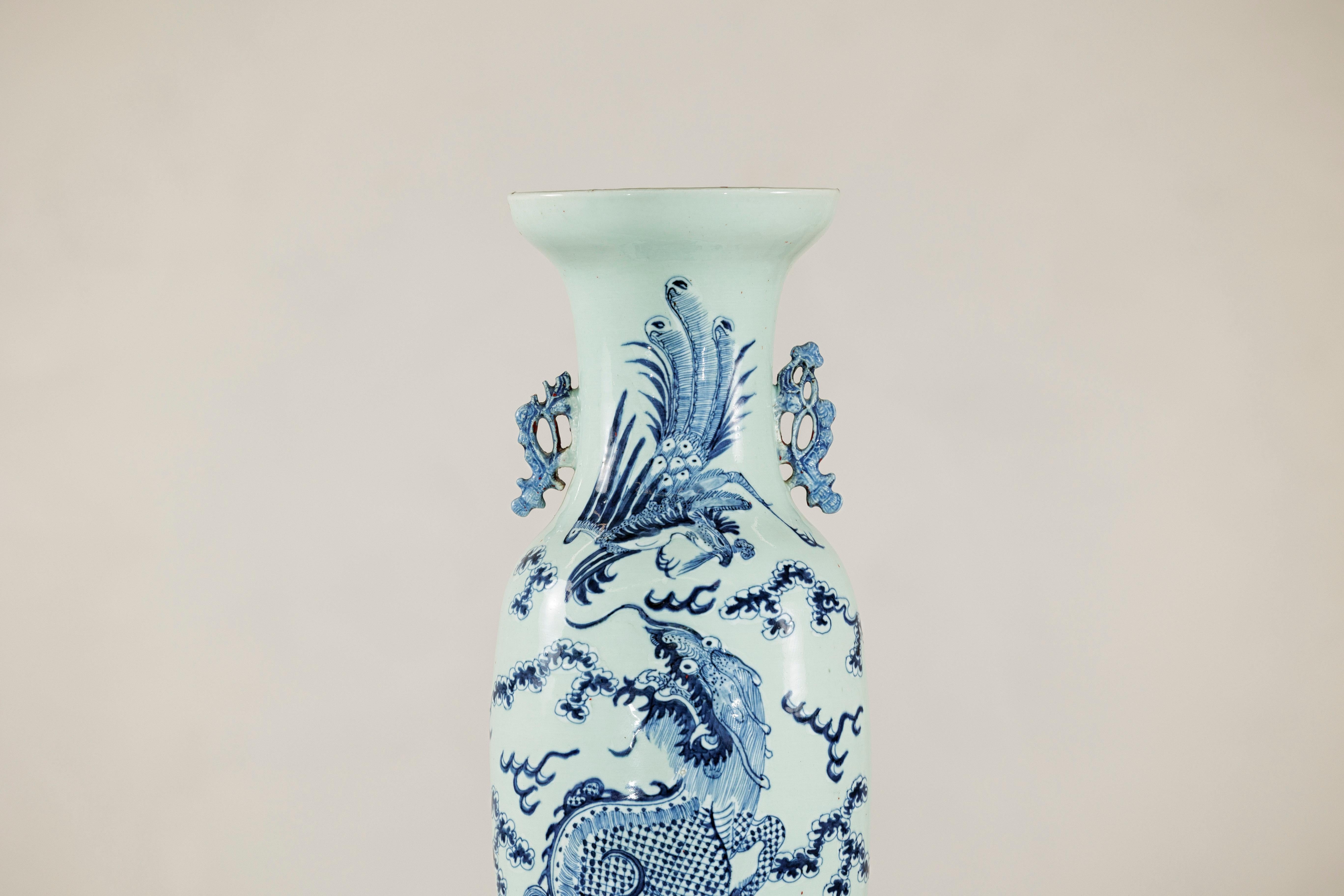 Vase d'autel chinois bleu et blanc à motif de dragon et de phénix, teinte céladon en vente 5