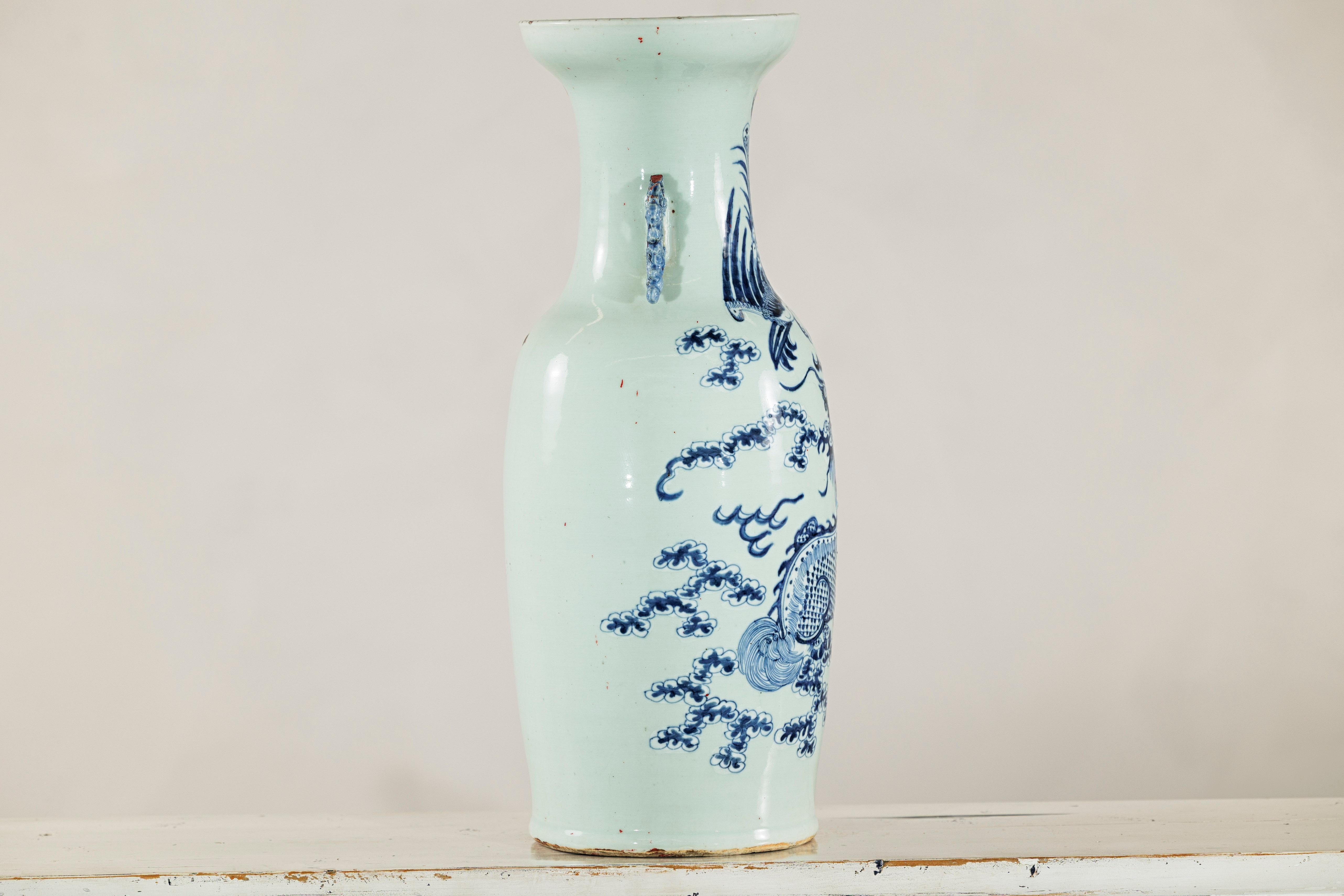 Vase d'autel chinois bleu et blanc à motif de dragon et de phénix, teinte céladon en vente 6