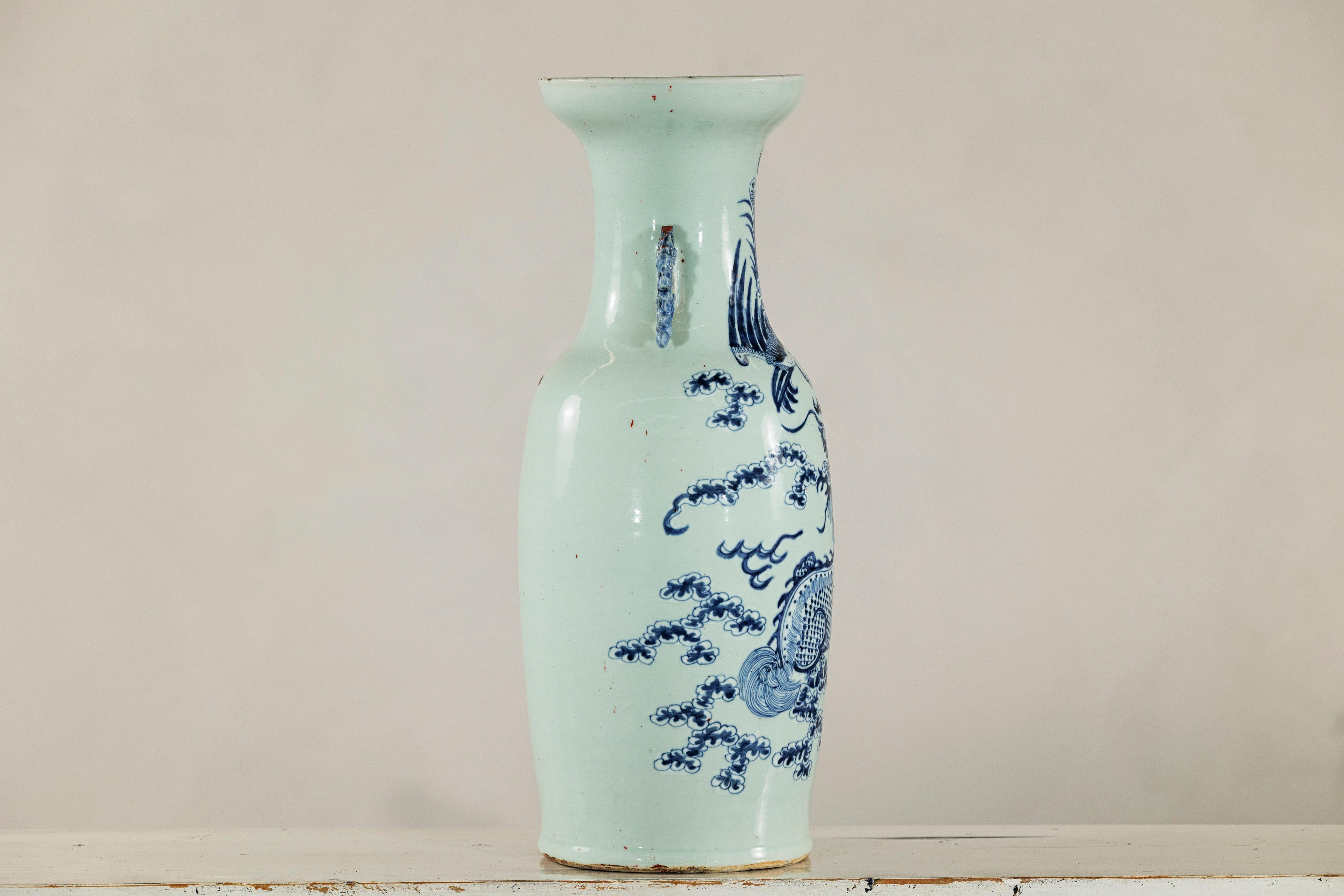 Vase d'autel chinois bleu et blanc à motif de dragon et de phénix, teinte céladon en vente 7
