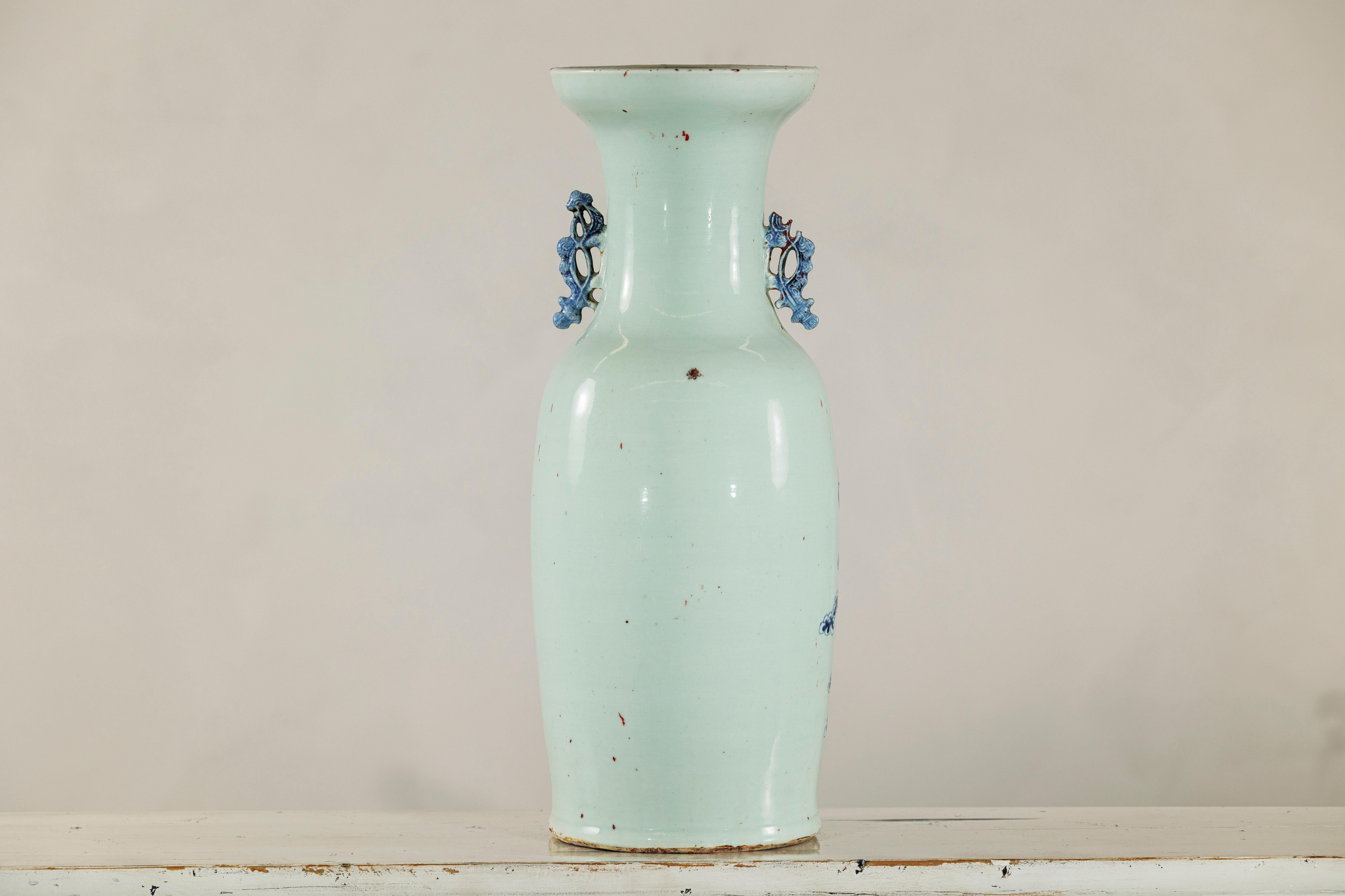 Vase d'autel chinois bleu et blanc à motif de dragon et de phénix, teinte céladon en vente 8