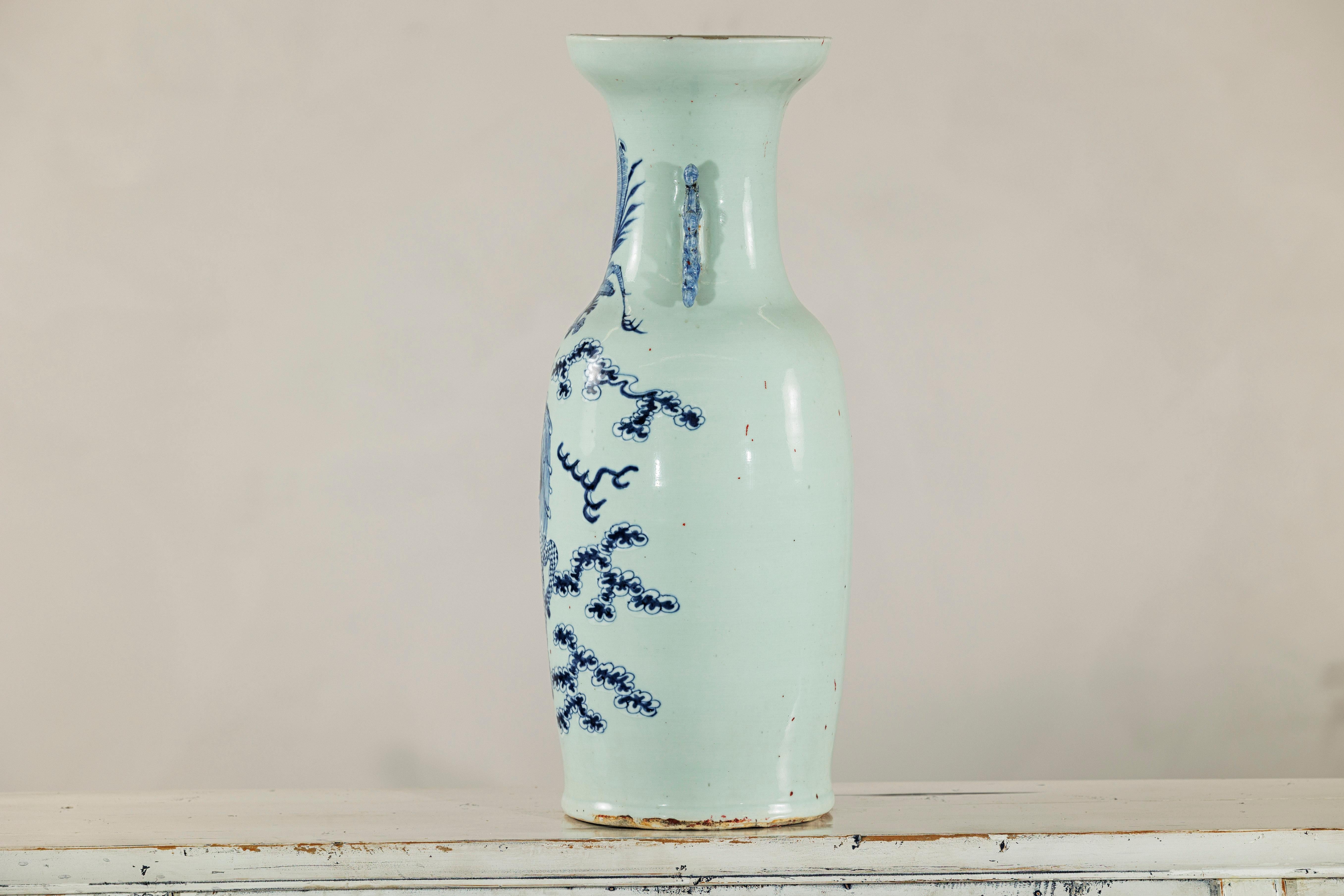 Vase d'autel chinois bleu et blanc à motif de dragon et de phénix, teinte céladon en vente 9