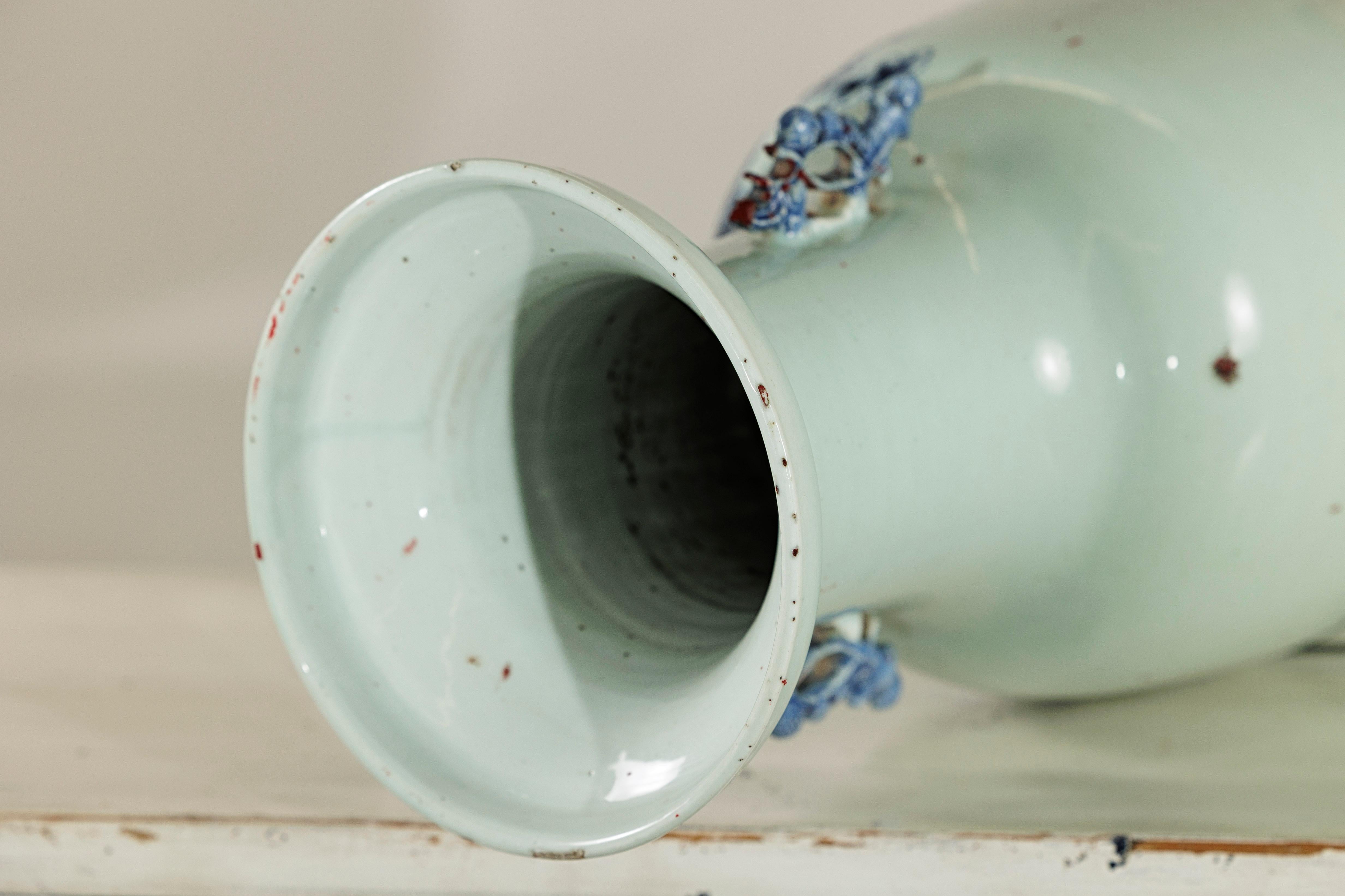 Vase d'autel chinois bleu et blanc à motif de dragon et de phénix, teinte céladon en vente 10