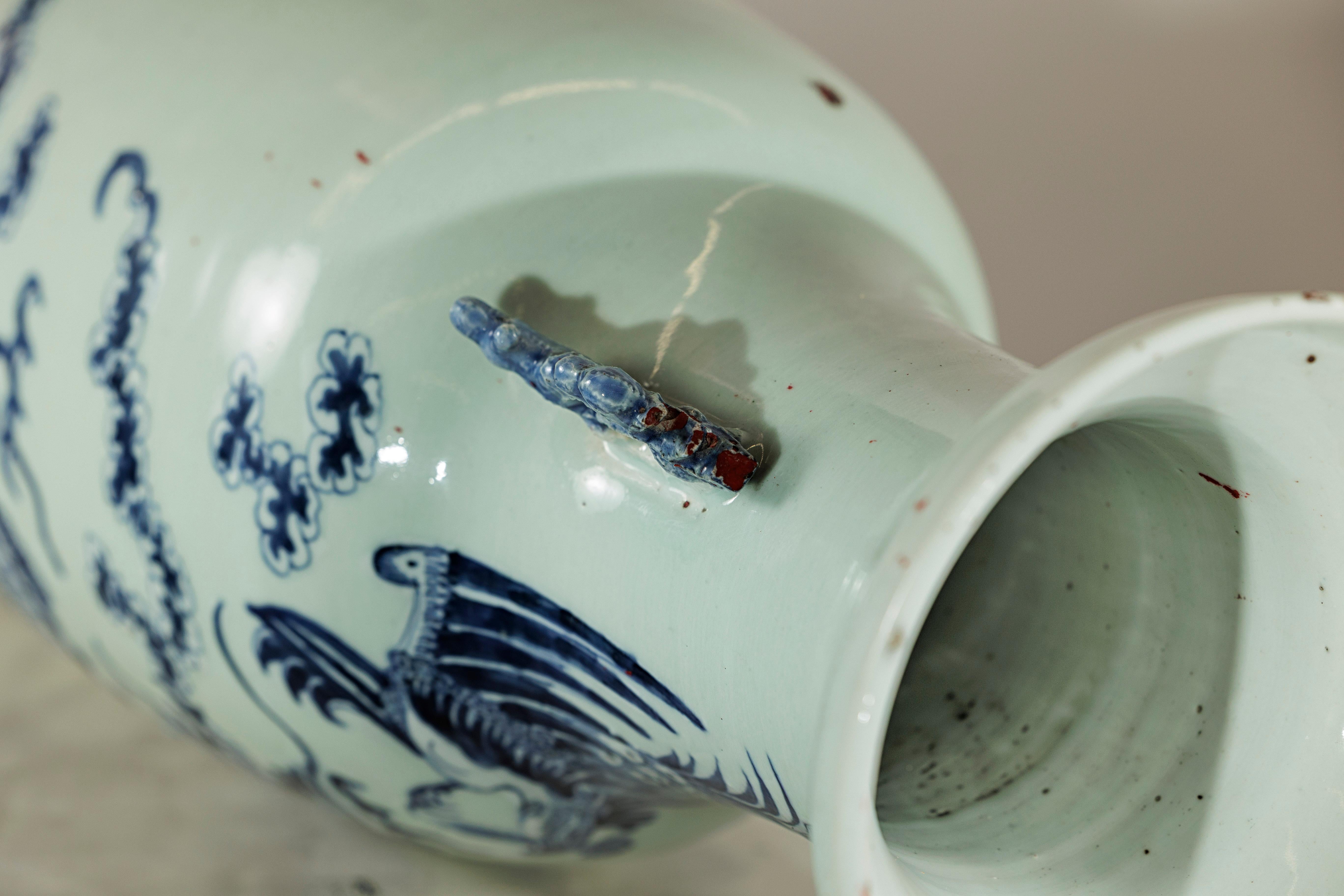 Vase d'autel chinois bleu et blanc à motif de dragon et de phénix, teinte céladon en vente 11