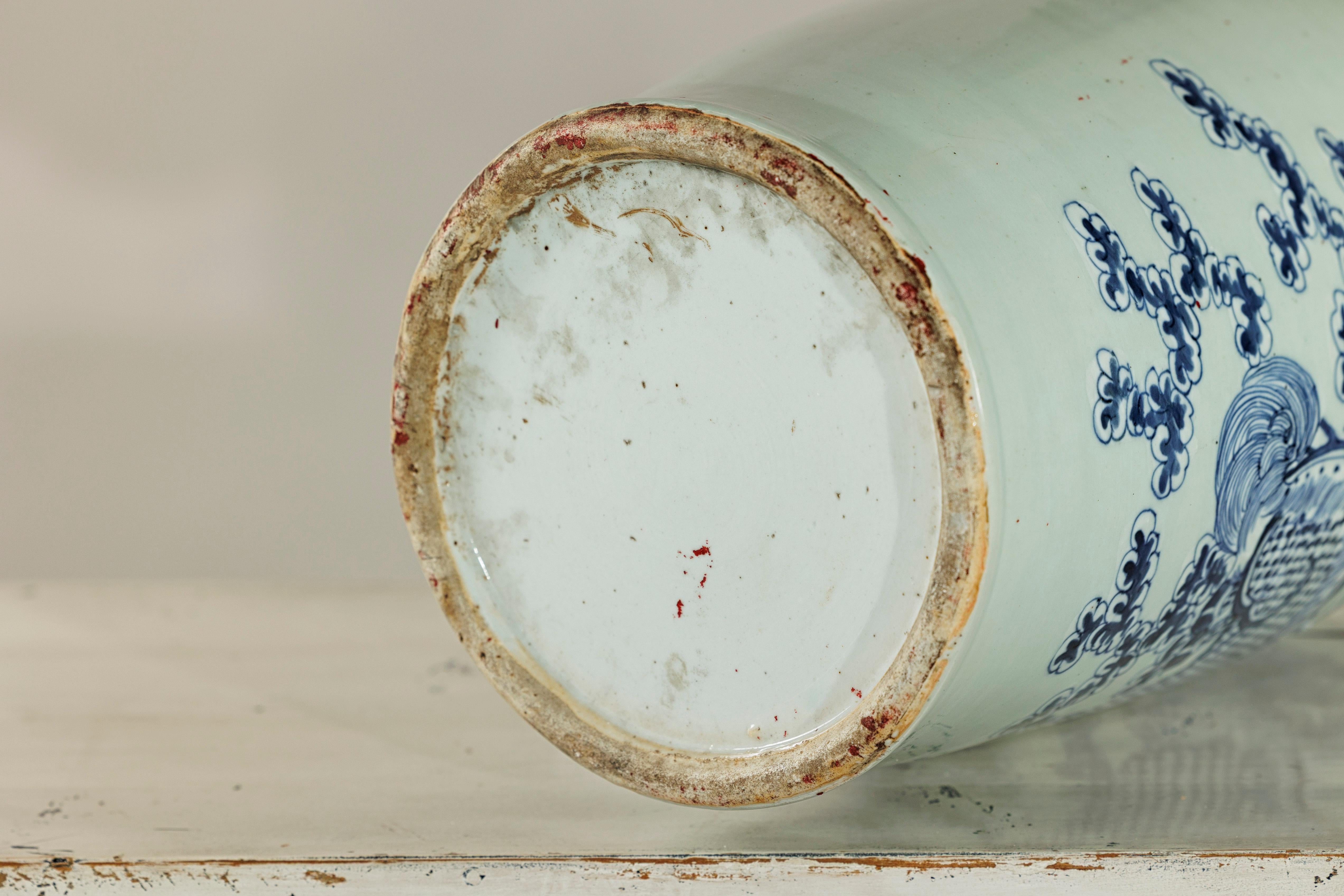 Vase d'autel chinois bleu et blanc à motif de dragon et de phénix, teinte céladon en vente 12