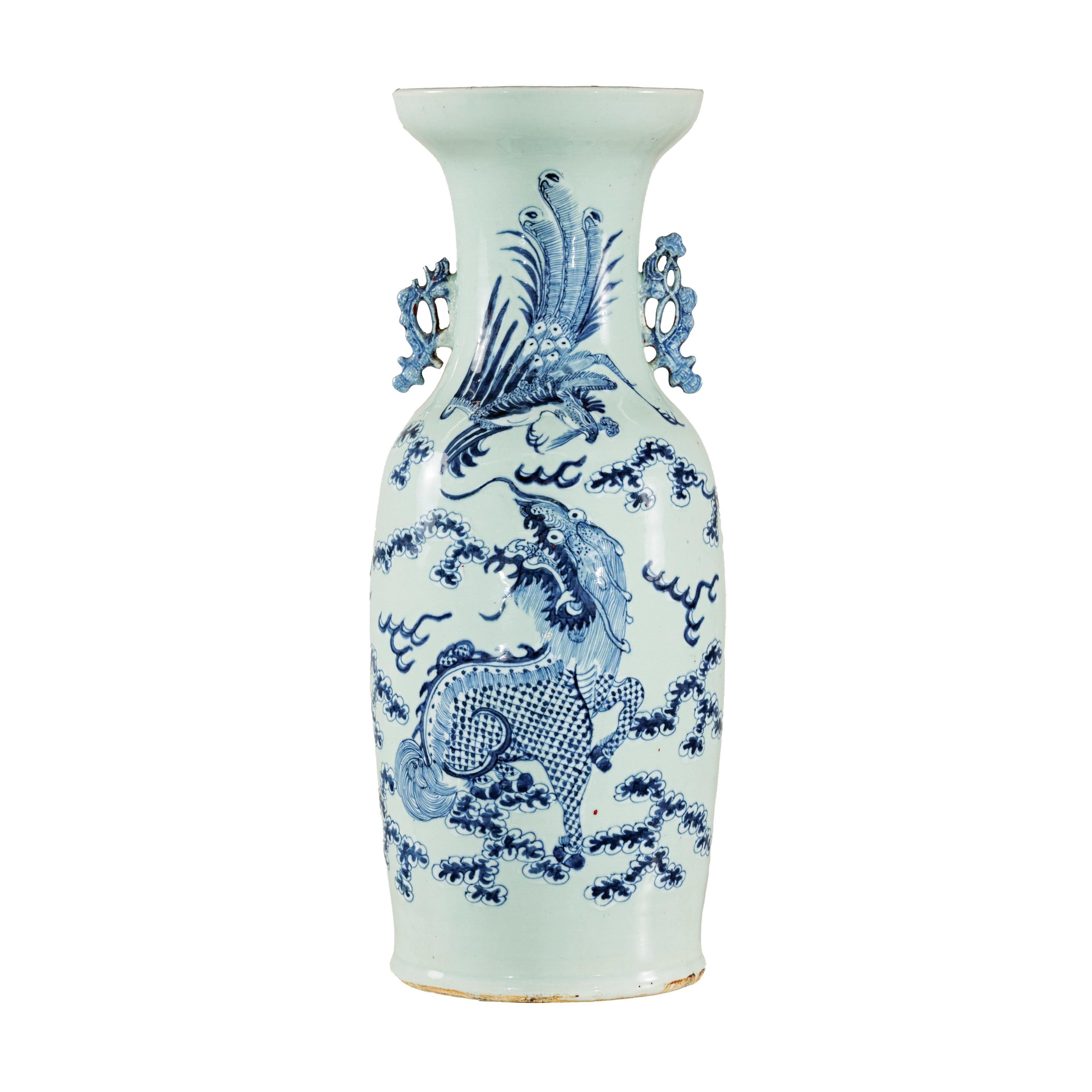 Vase d'autel chinois bleu et blanc à motif de dragon et de phénix, teinte céladon en vente 13