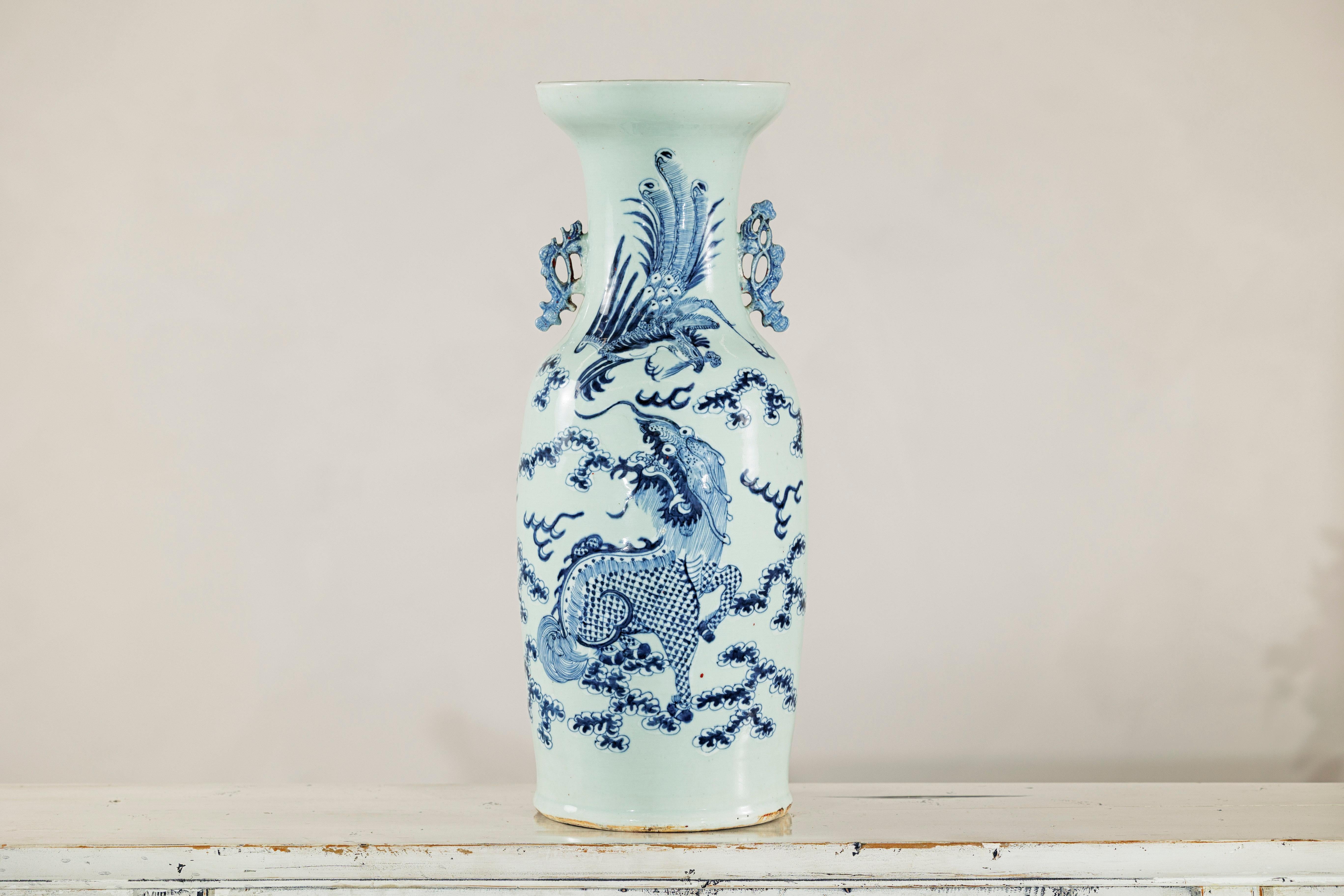 Chinois Vase d'autel chinois bleu et blanc à motif de dragon et de phénix, teinte céladon en vente