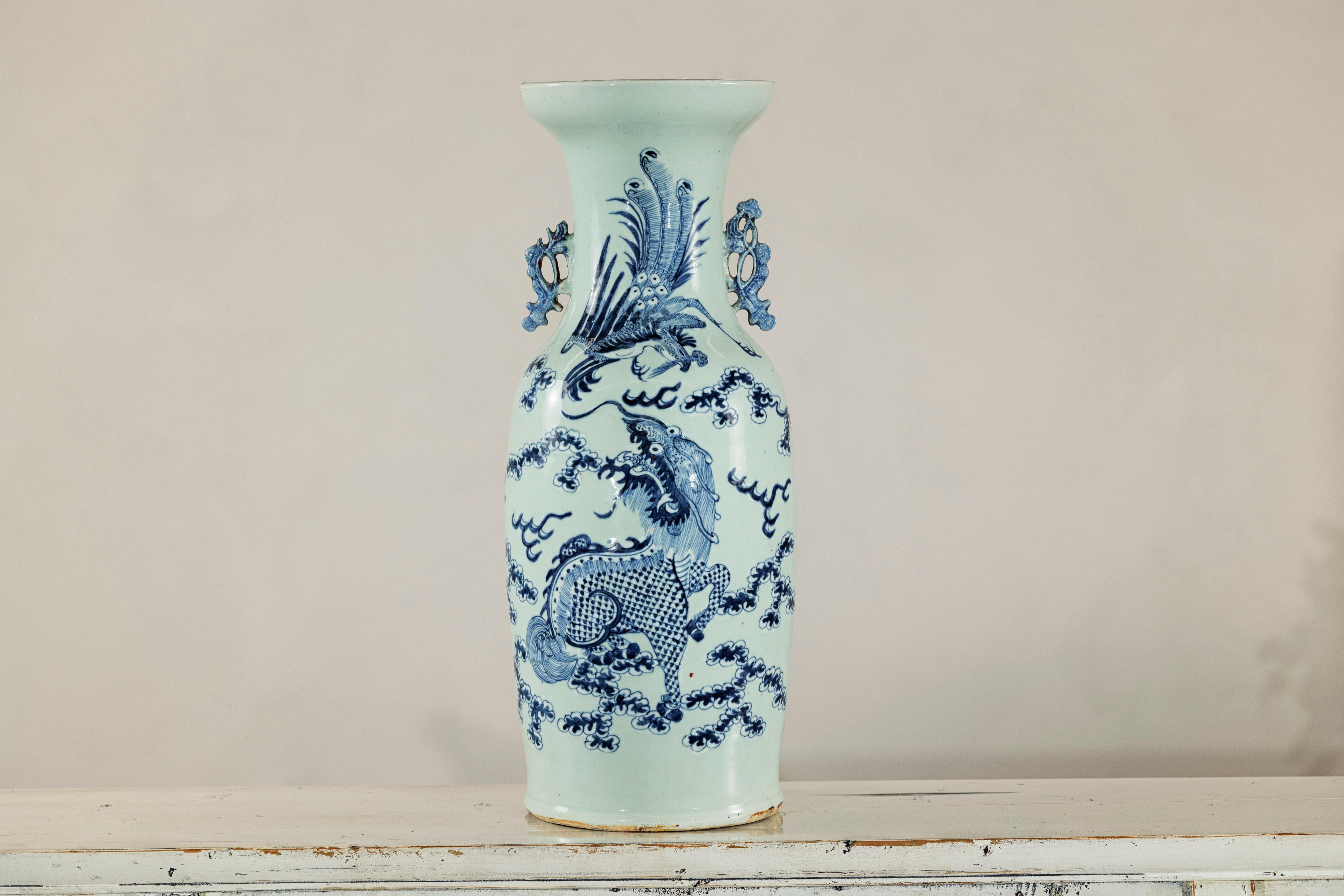 Vernissé Vase d'autel chinois bleu et blanc à motif de dragon et de phénix, teinte céladon en vente