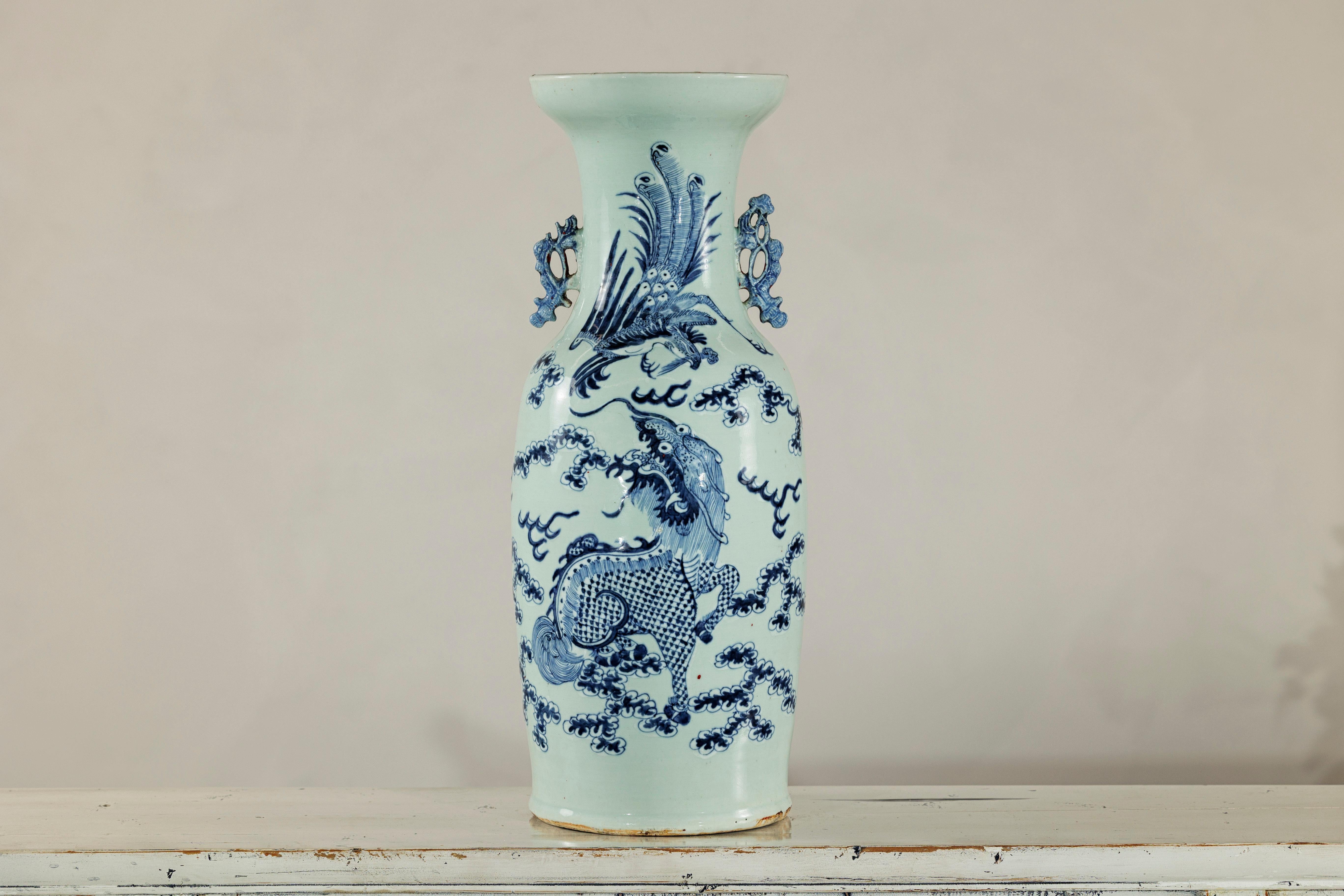 Vase d'autel chinois bleu et blanc à motif de dragon et de phénix, teinte céladon Bon état - En vente à Yonkers, NY