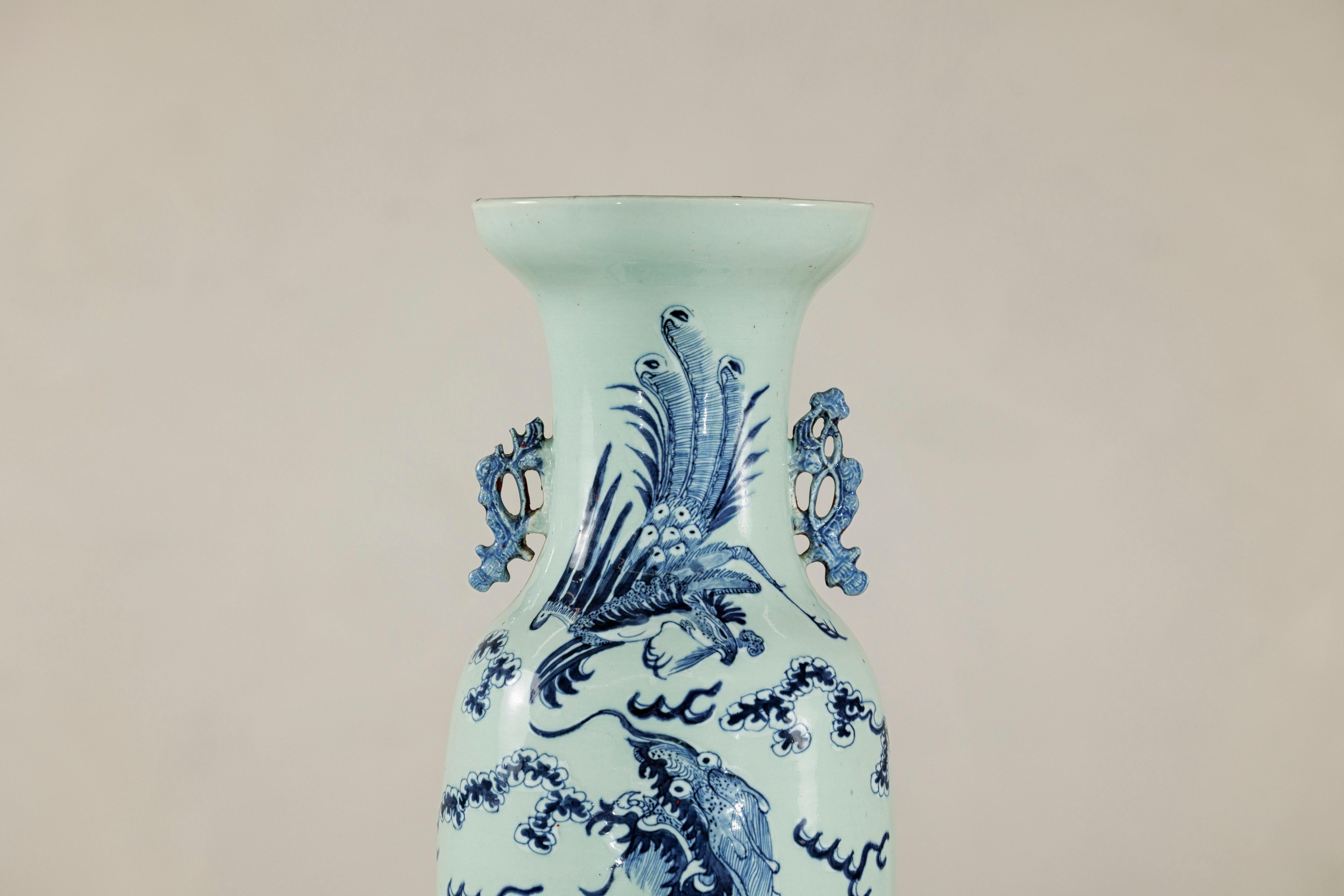 20ième siècle Vase d'autel chinois bleu et blanc à motif de dragon et de phénix, teinte céladon en vente