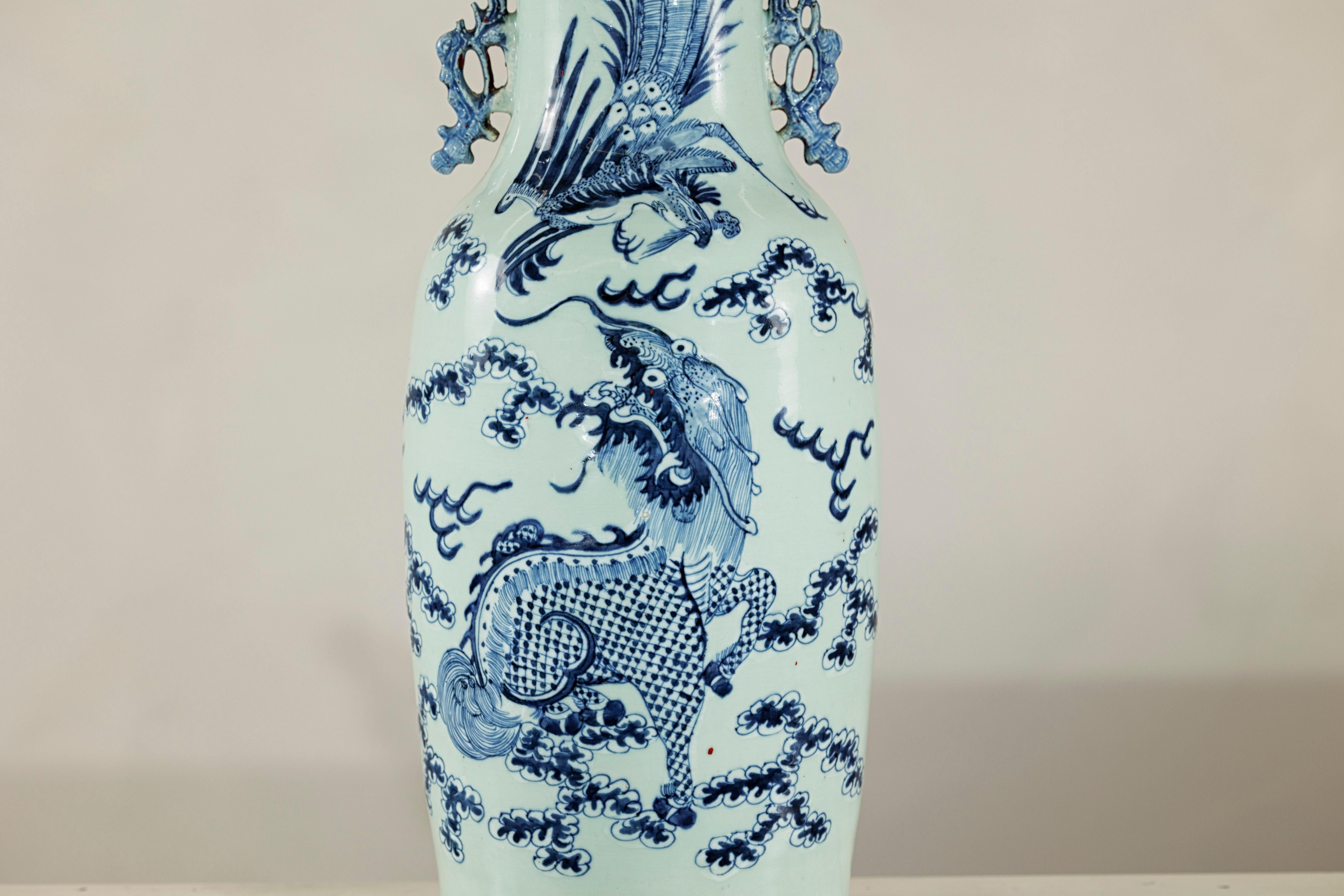 Porcelaine Vase d'autel chinois bleu et blanc à motif de dragon et de phénix, teinte céladon en vente