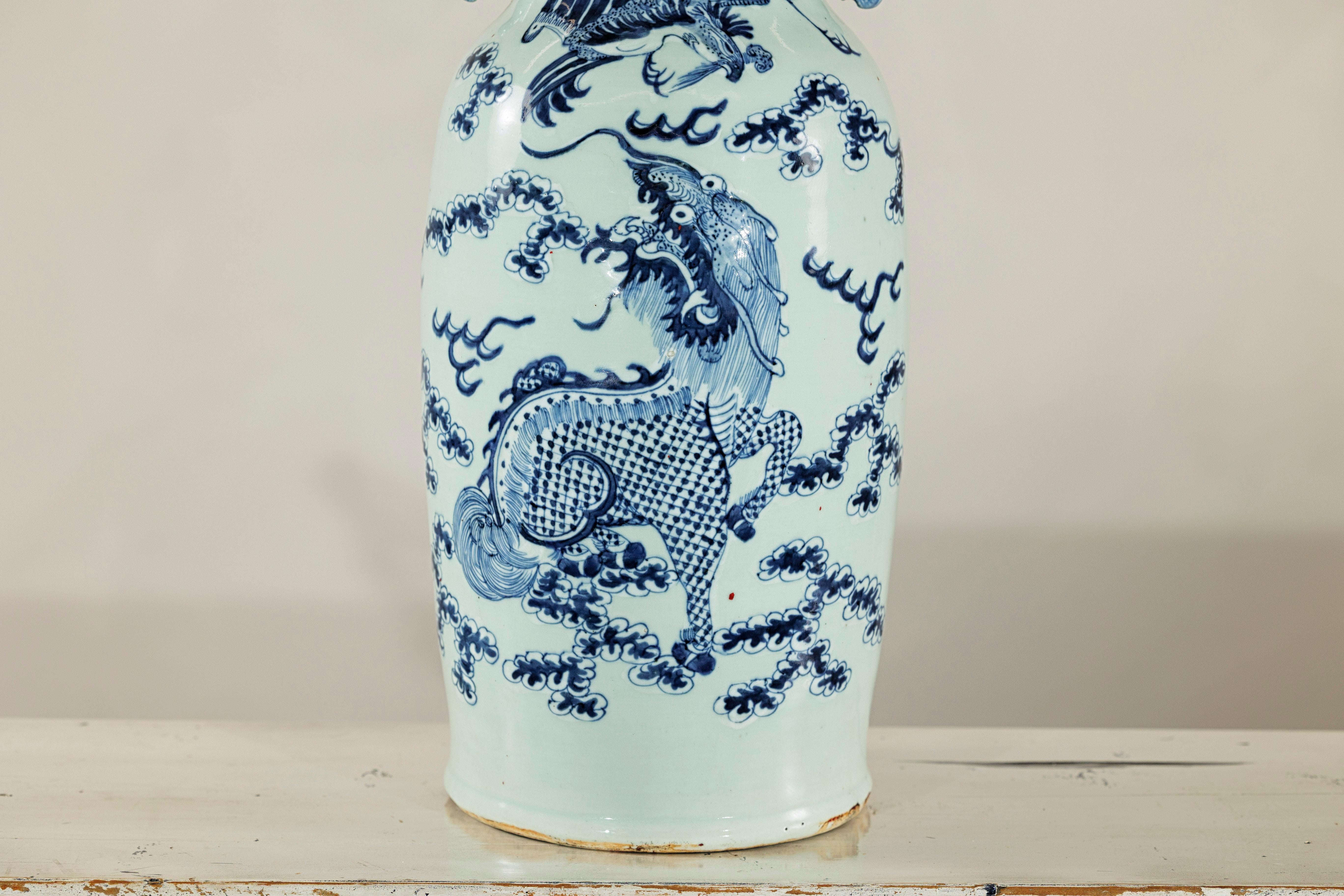 Vase d'autel chinois bleu et blanc à motif de dragon et de phénix, teinte céladon en vente 1