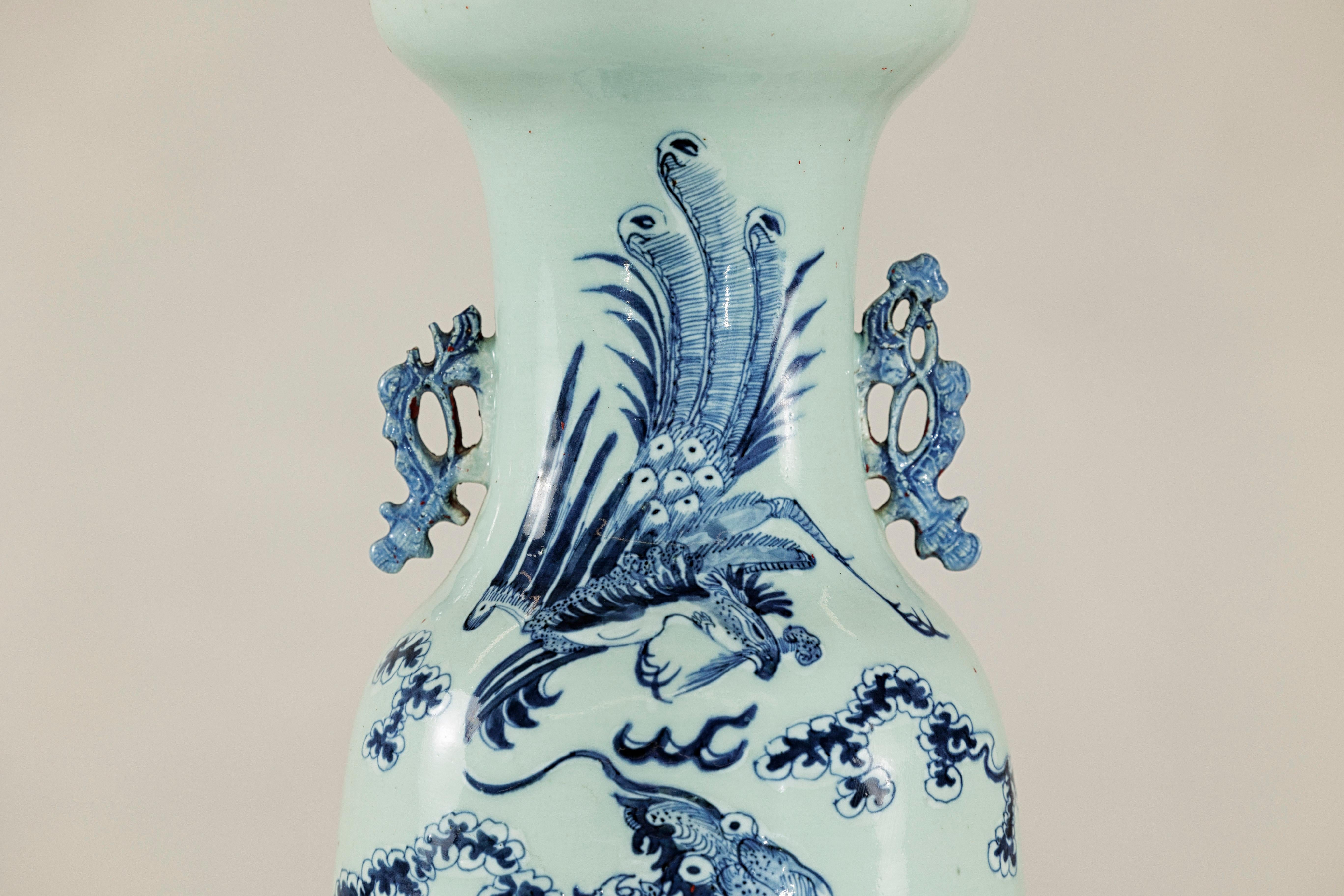 Vase d'autel chinois bleu et blanc à motif de dragon et de phénix, teinte céladon en vente 2