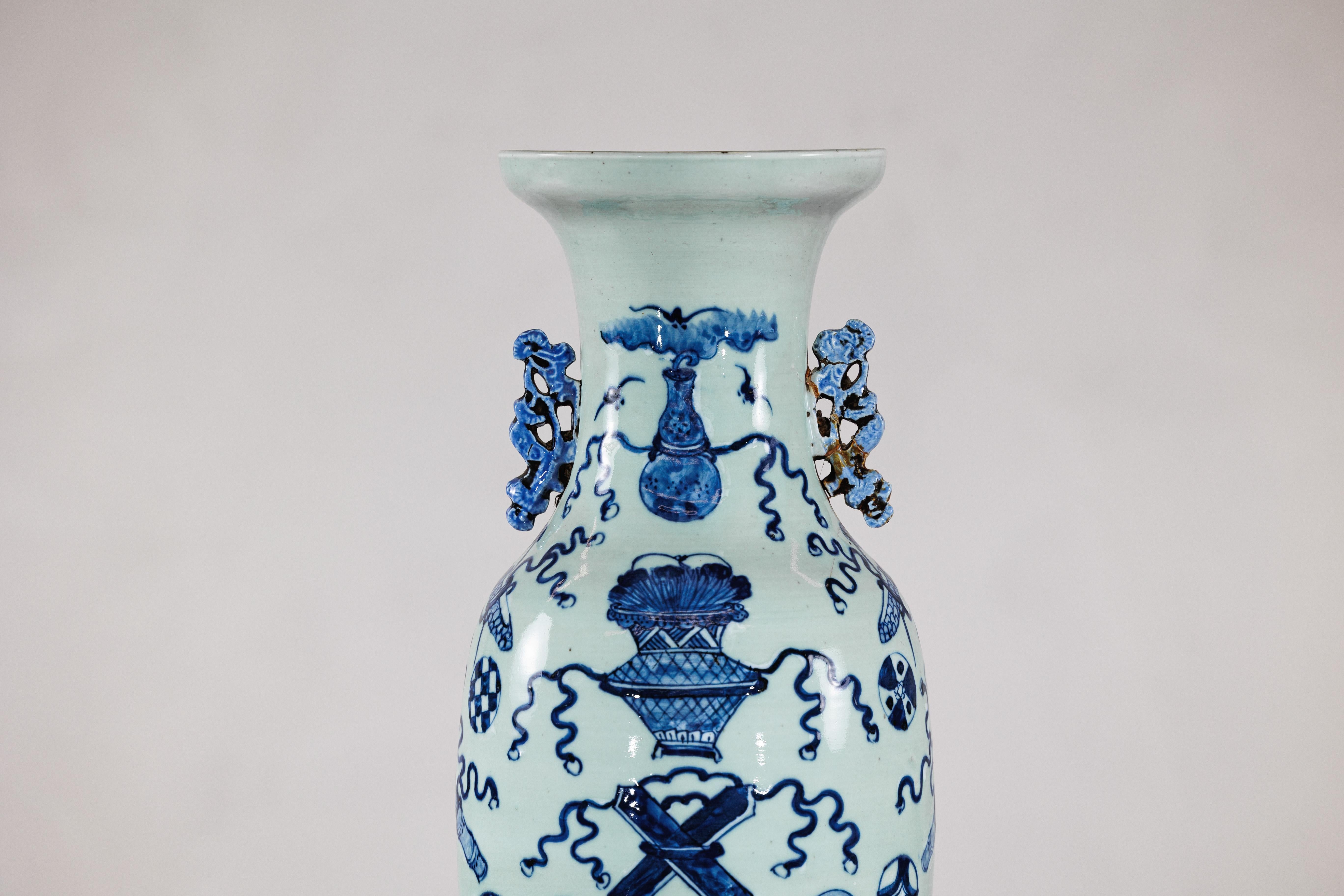 Vaso da altare cinese blu e bianco con sfumatura celeste chiaro in vendita 3