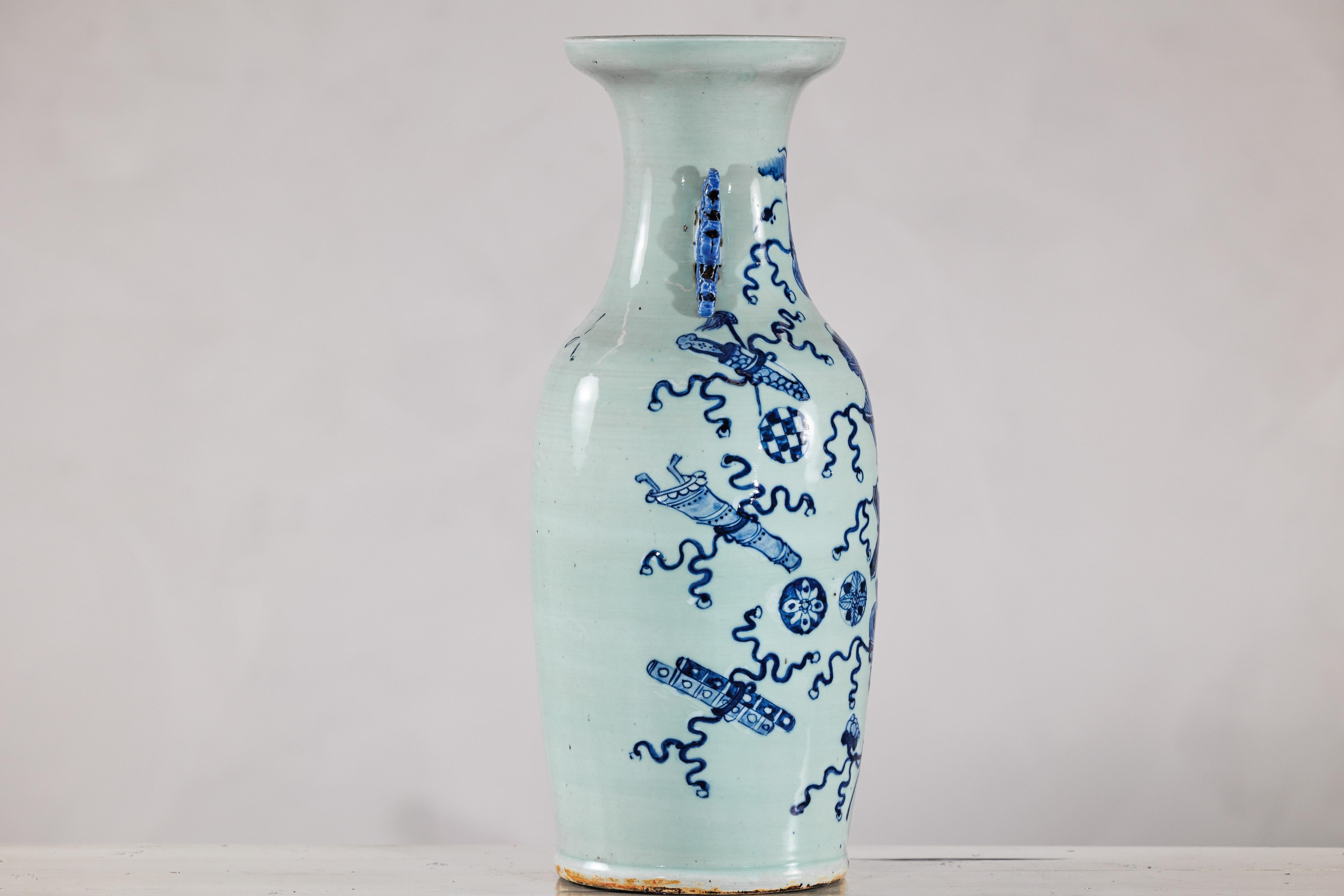 Vaso da altare cinese blu e bianco con sfumatura celeste chiaro in vendita 4