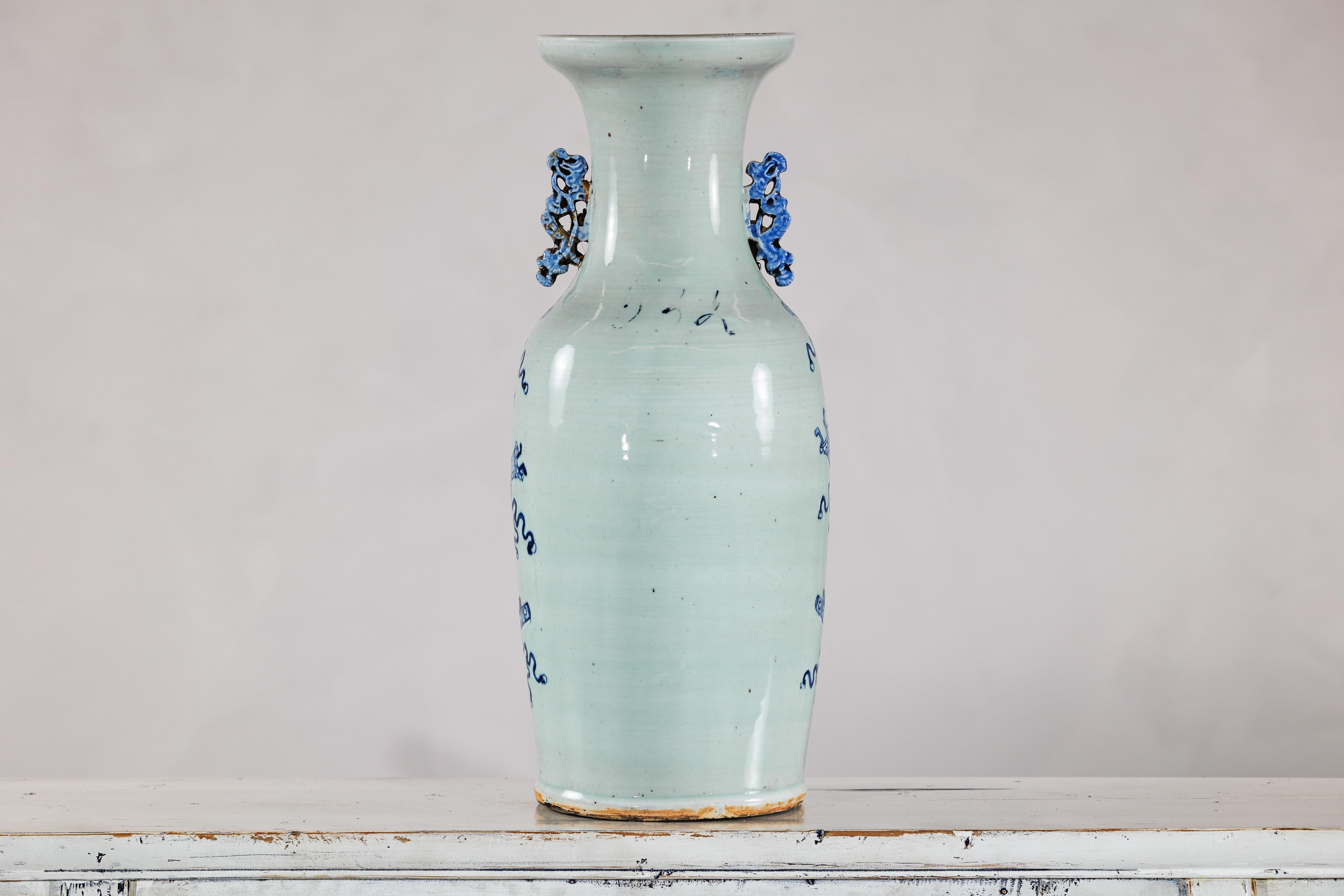 Vaso da altare cinese blu e bianco con sfumatura celeste chiaro in vendita 5