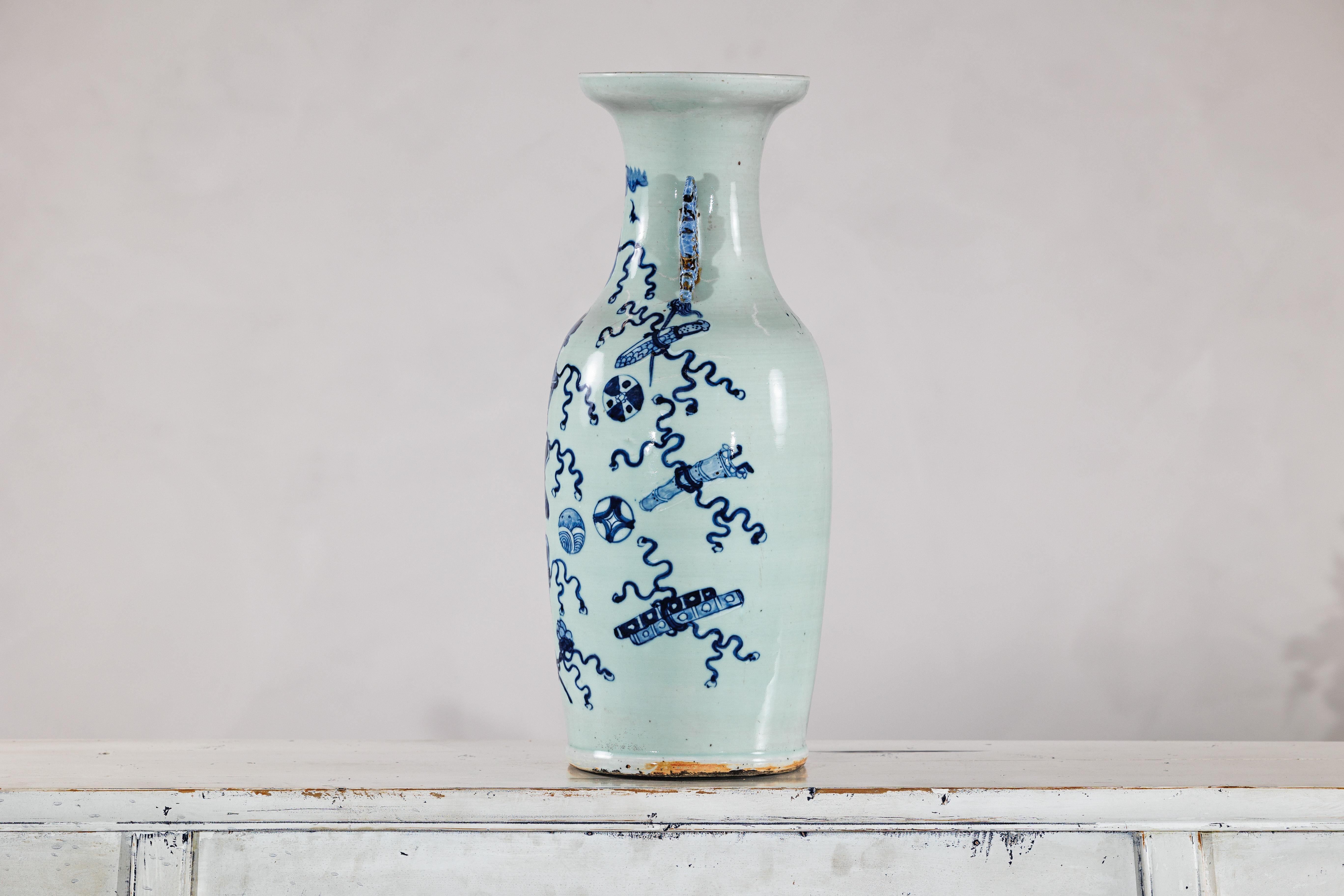 Vaso da altare cinese blu e bianco con sfumatura celeste chiaro in vendita 6