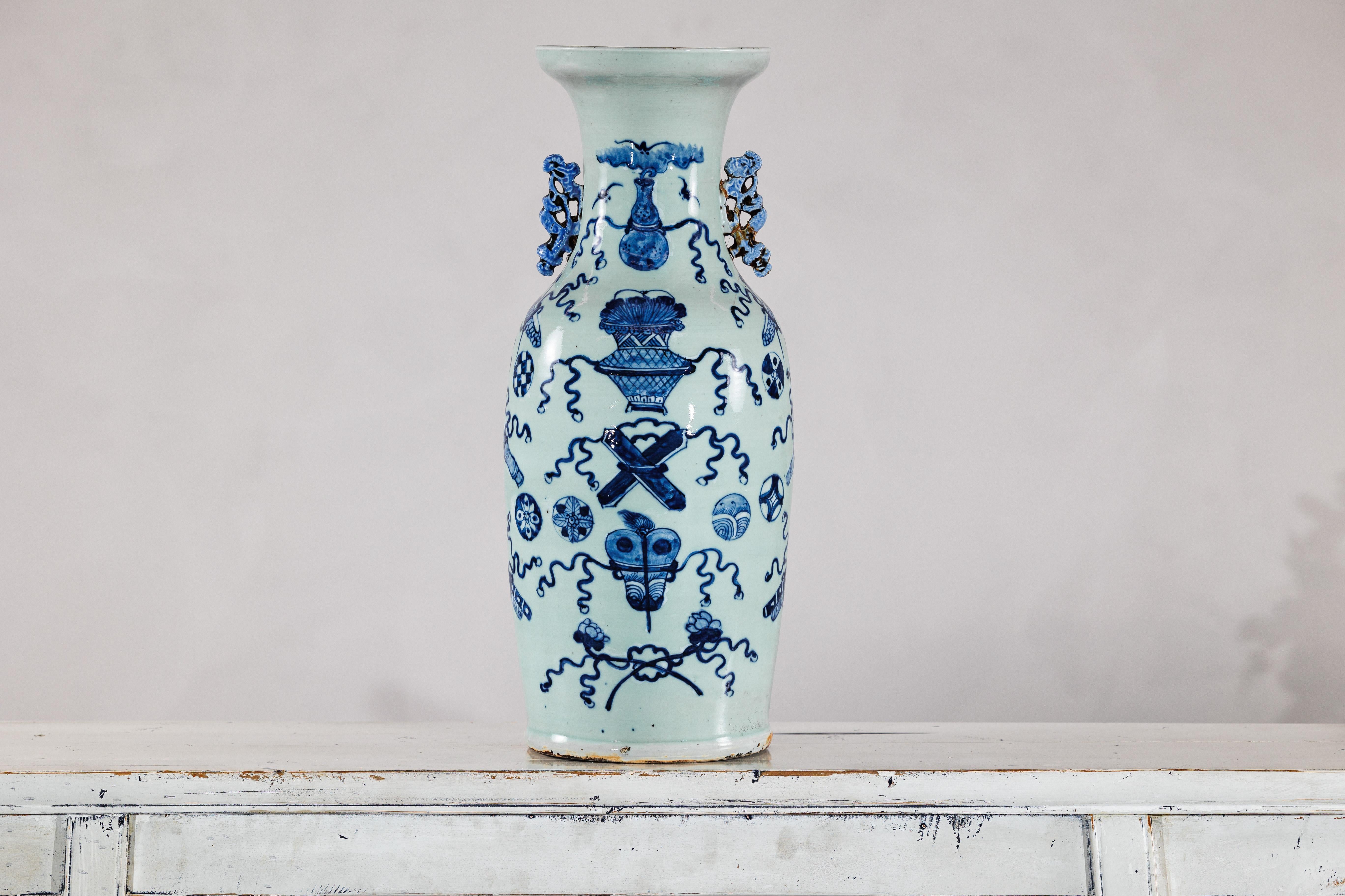 Vaso da altare cinese blu e bianco con sfumatura celeste chiaro in vendita 7