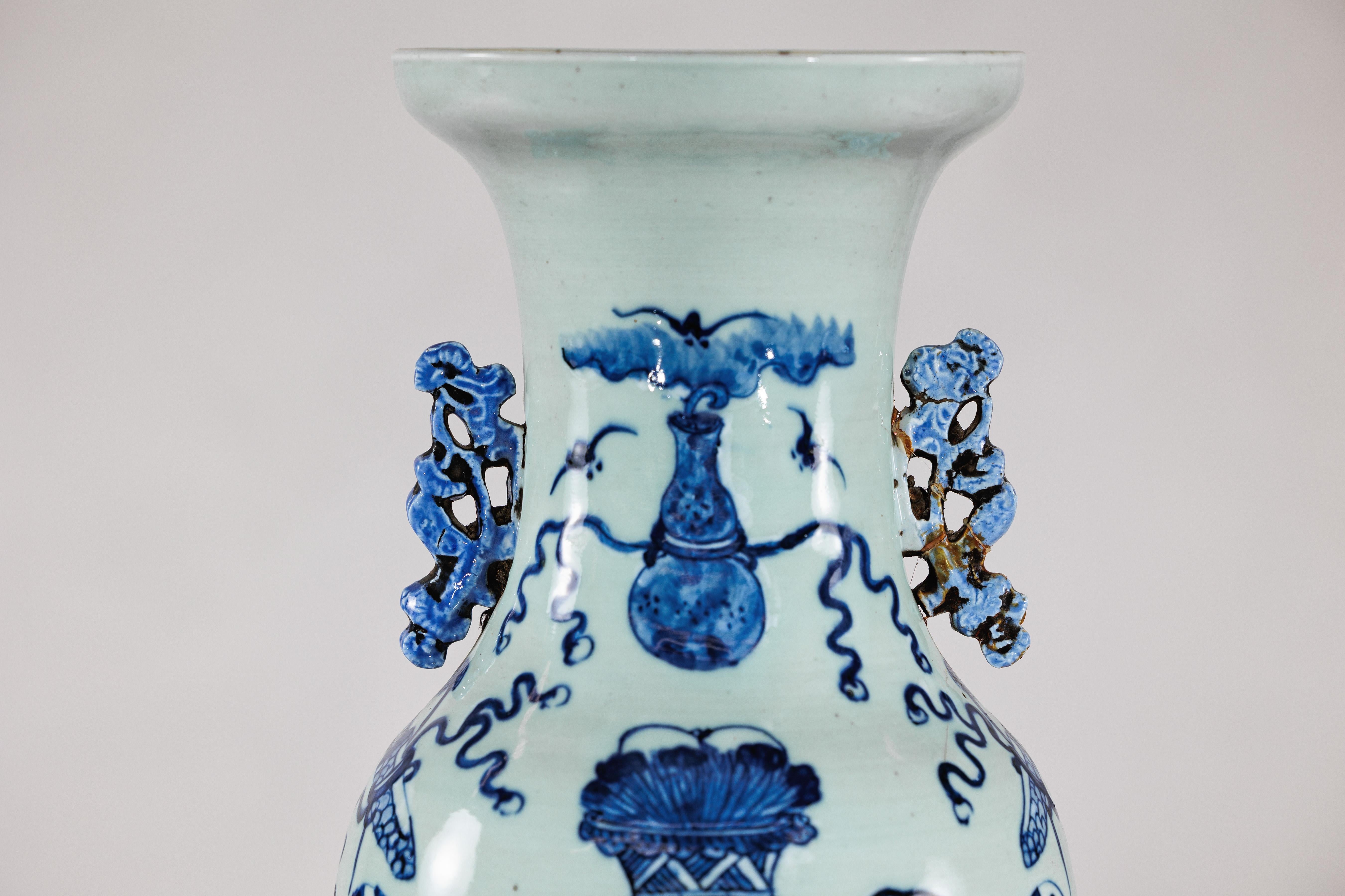 Vaso da altare cinese blu e bianco con sfumatura celeste chiaro in vendita 8