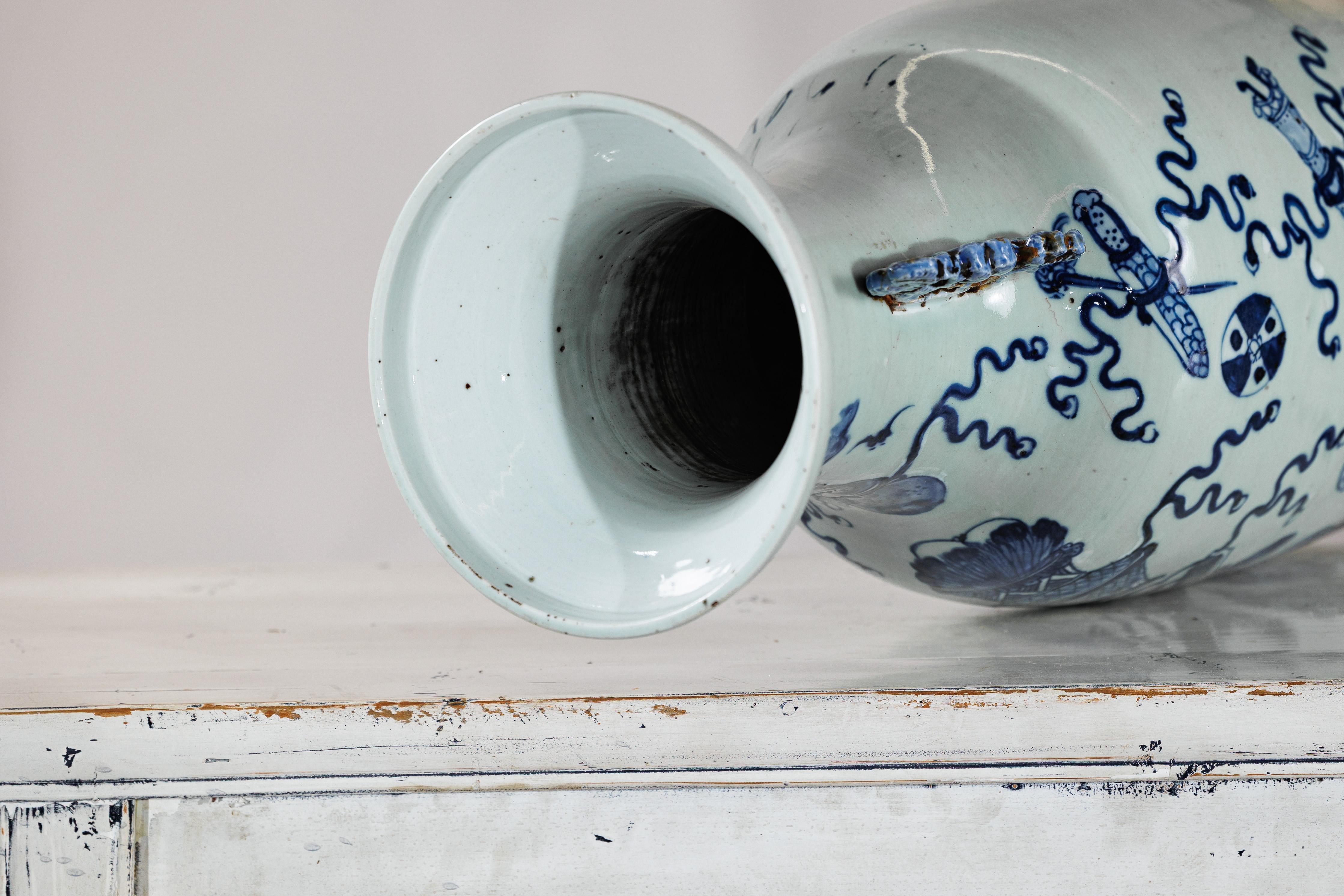 Vaso da altare cinese blu e bianco con sfumatura celeste chiaro in vendita 9