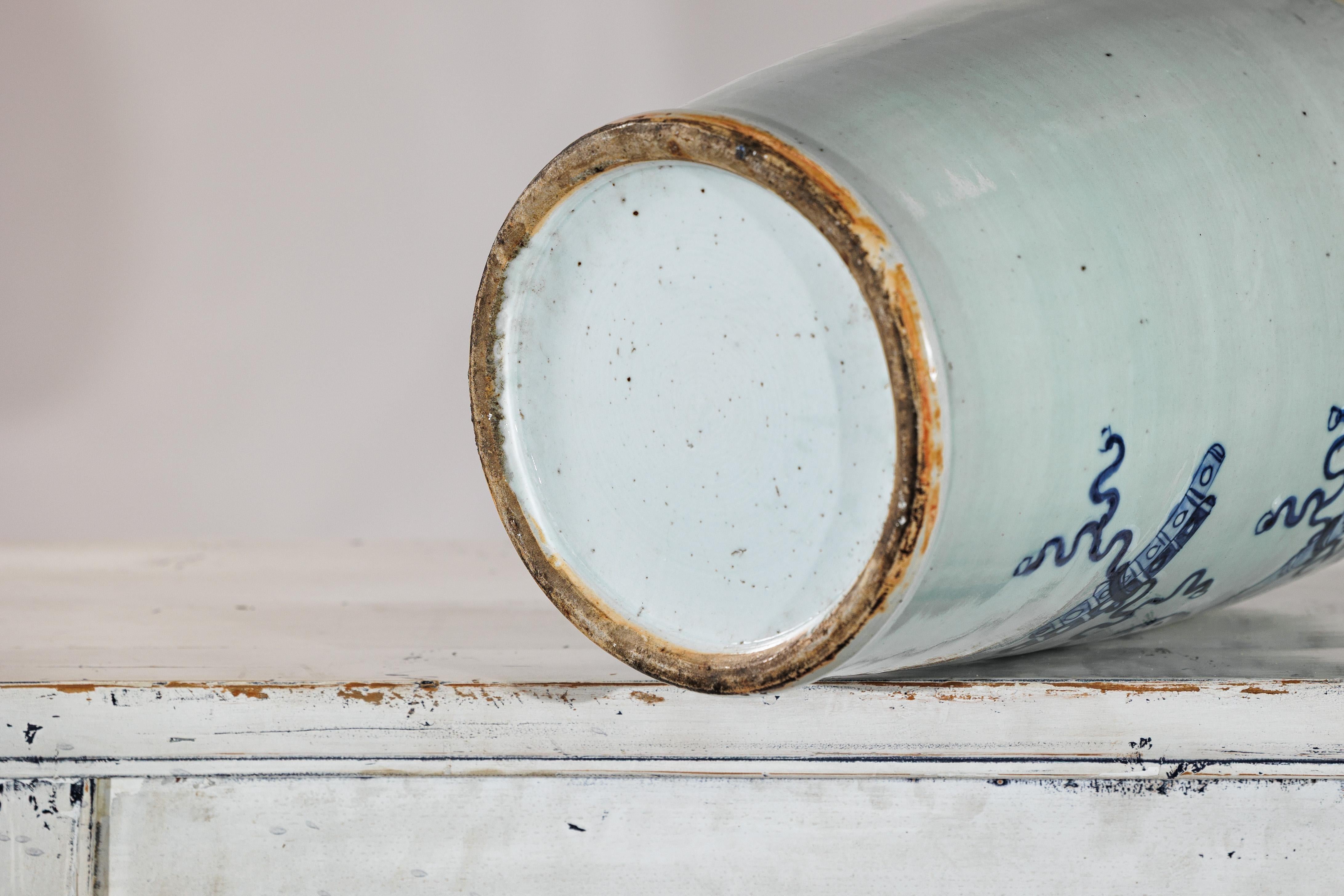 Vaso da altare cinese blu e bianco con sfumatura celeste chiaro in vendita 11