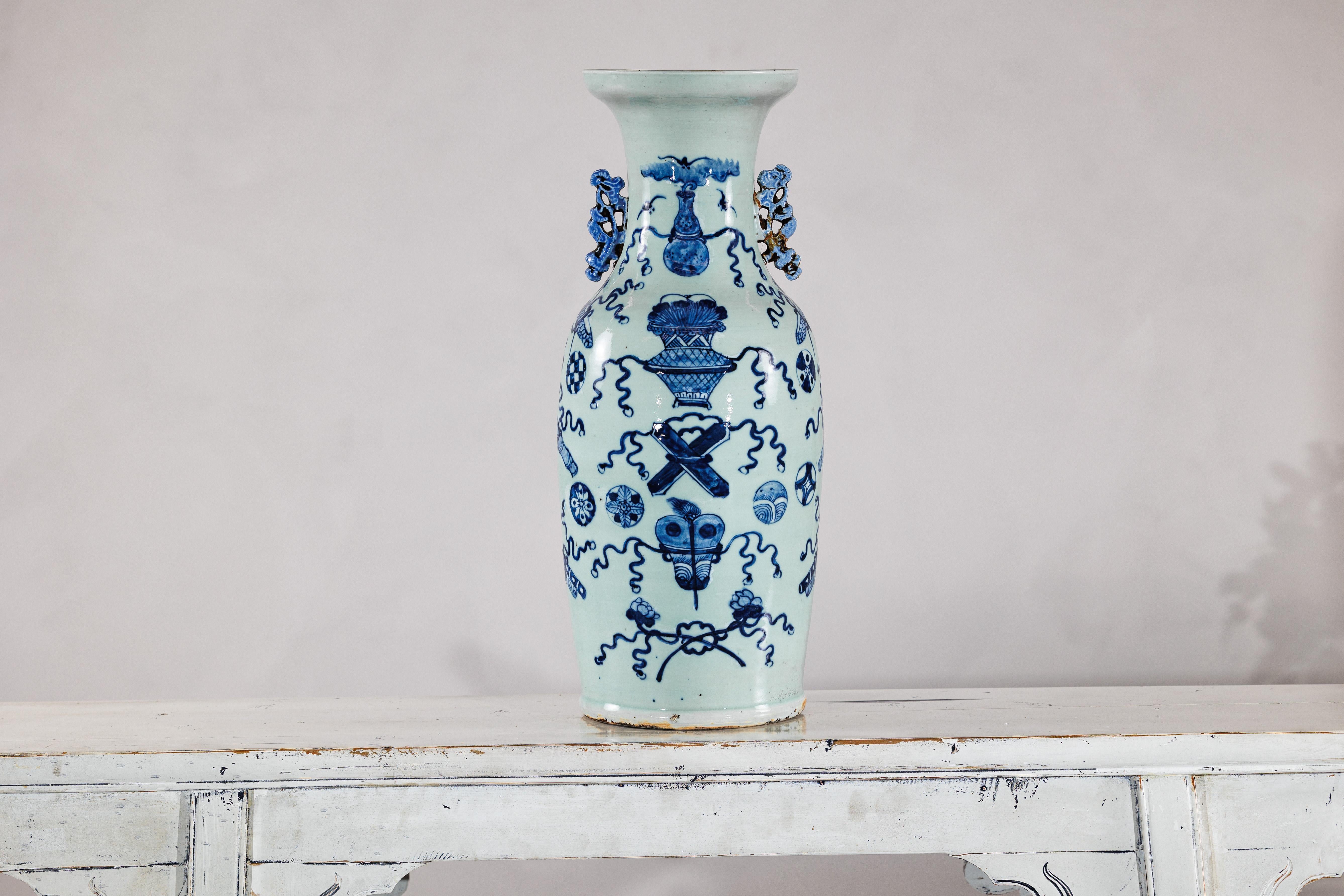 Cinese Vaso da altare cinese blu e bianco con sfumatura celeste chiaro in vendita