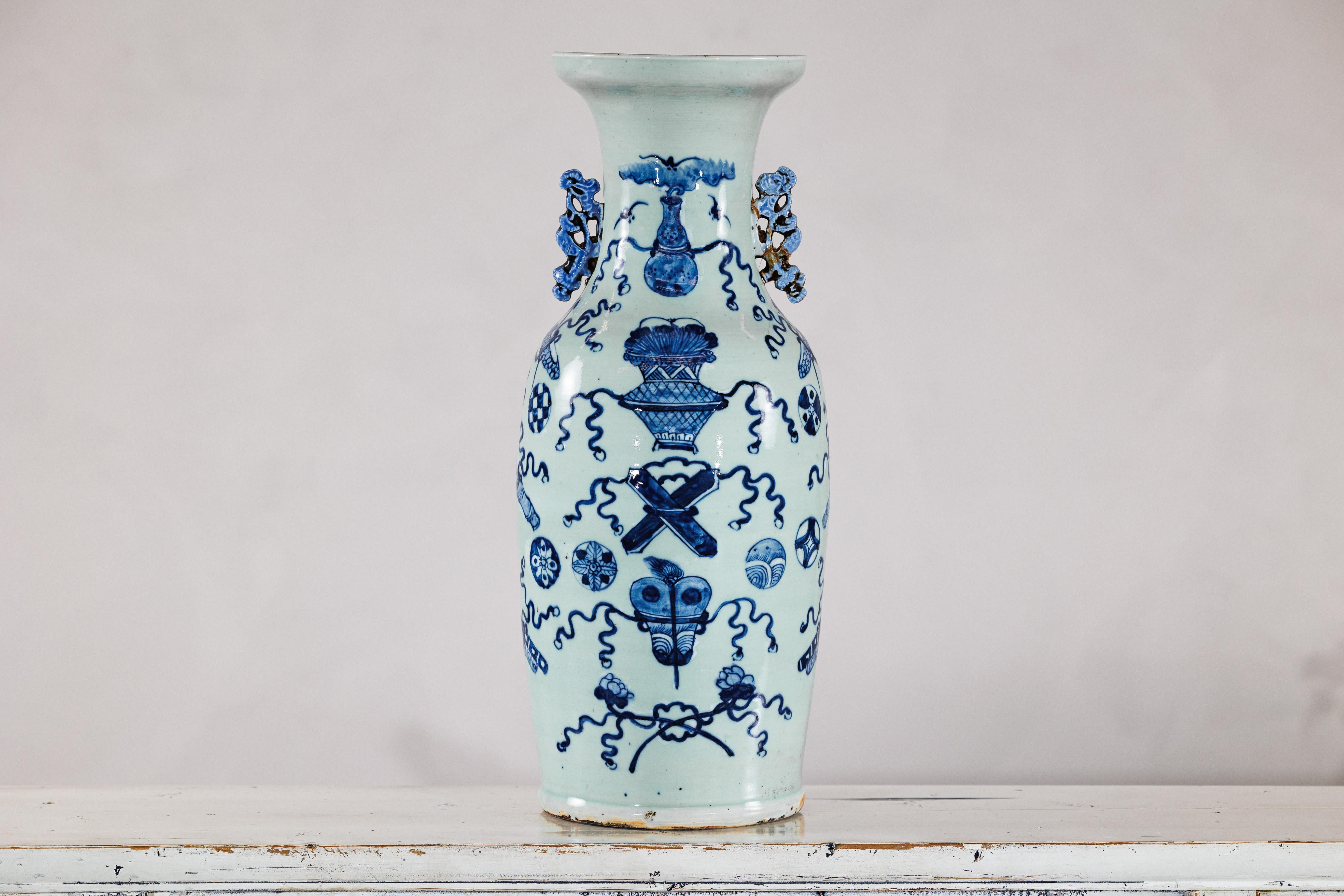 Smaltato Vaso da altare cinese blu e bianco con sfumatura celeste chiaro in vendita