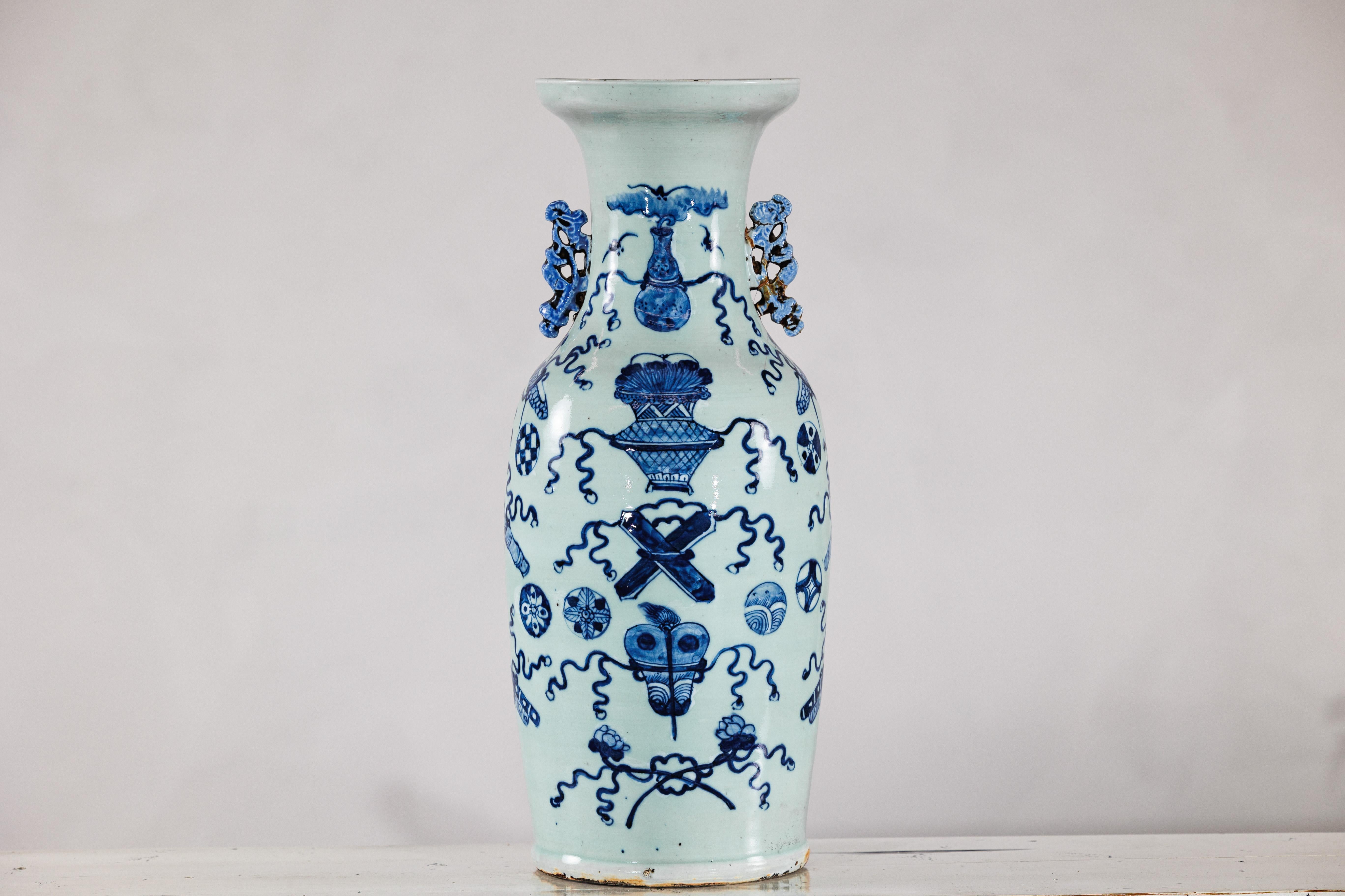 Vaso da altare cinese blu e bianco con sfumatura celeste chiaro In condizioni buone in vendita a Yonkers, NY