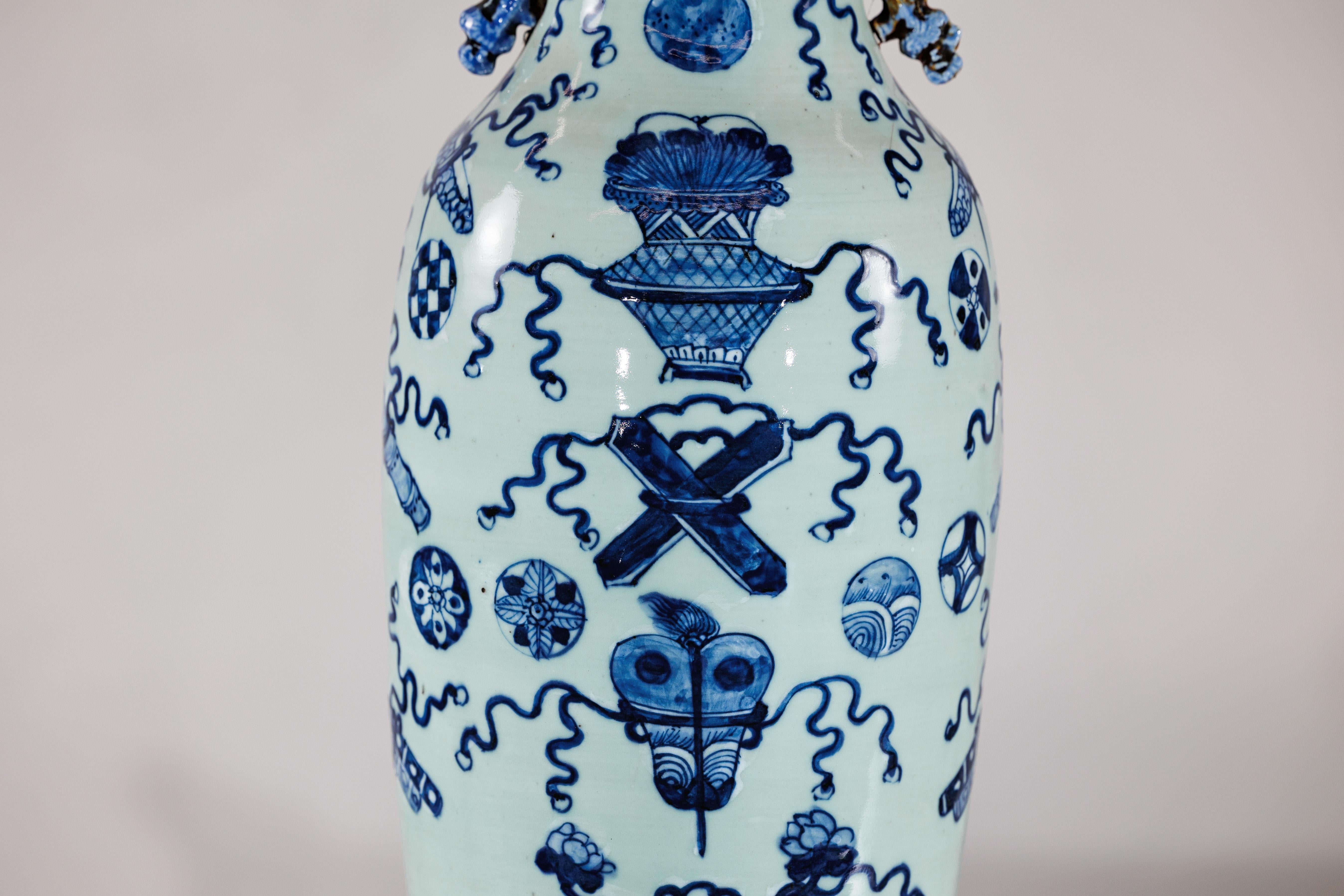 Porcellana Vaso da altare cinese blu e bianco con sfumatura celeste chiaro in vendita