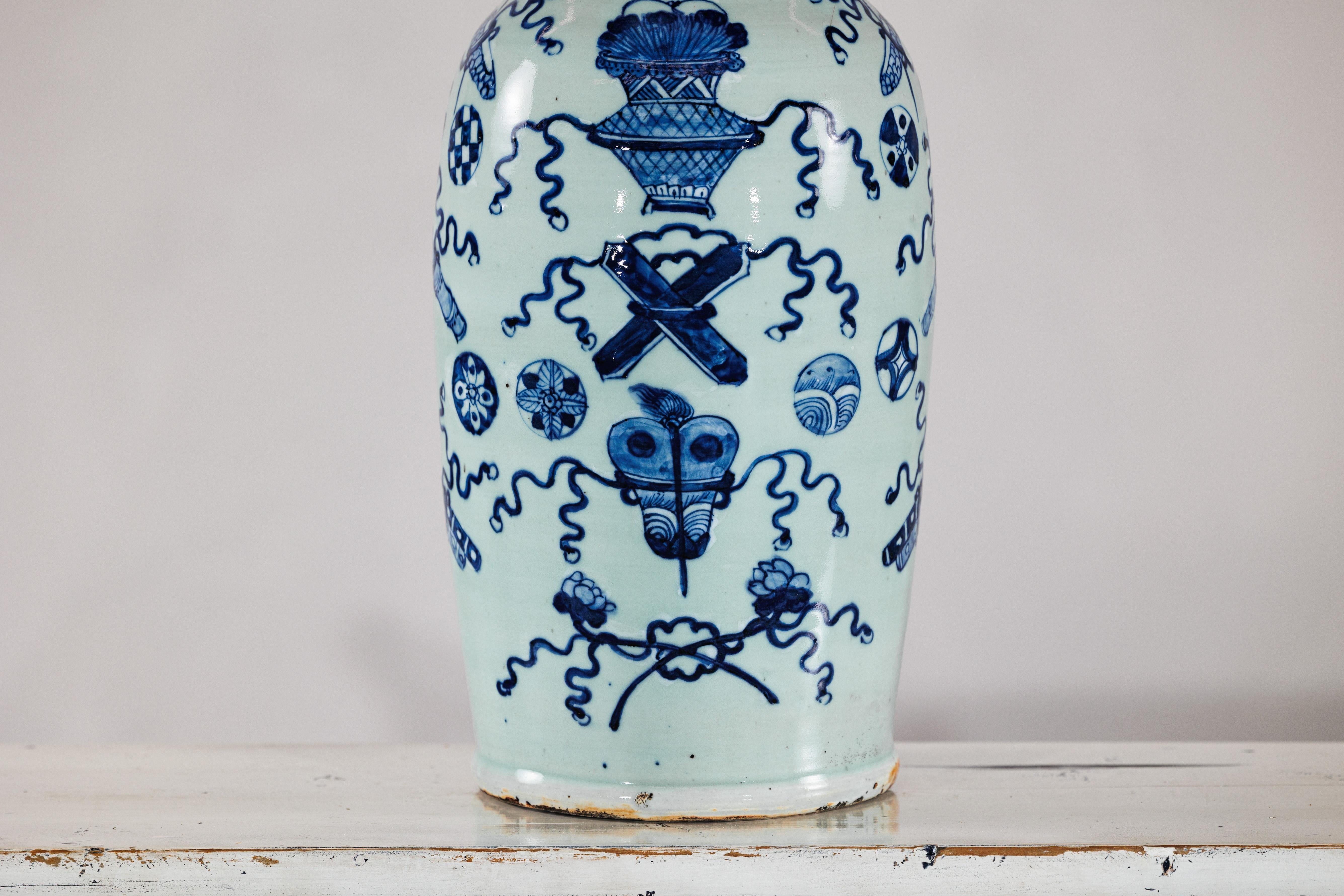 Vaso da altare cinese blu e bianco con sfumatura celeste chiaro in vendita 1