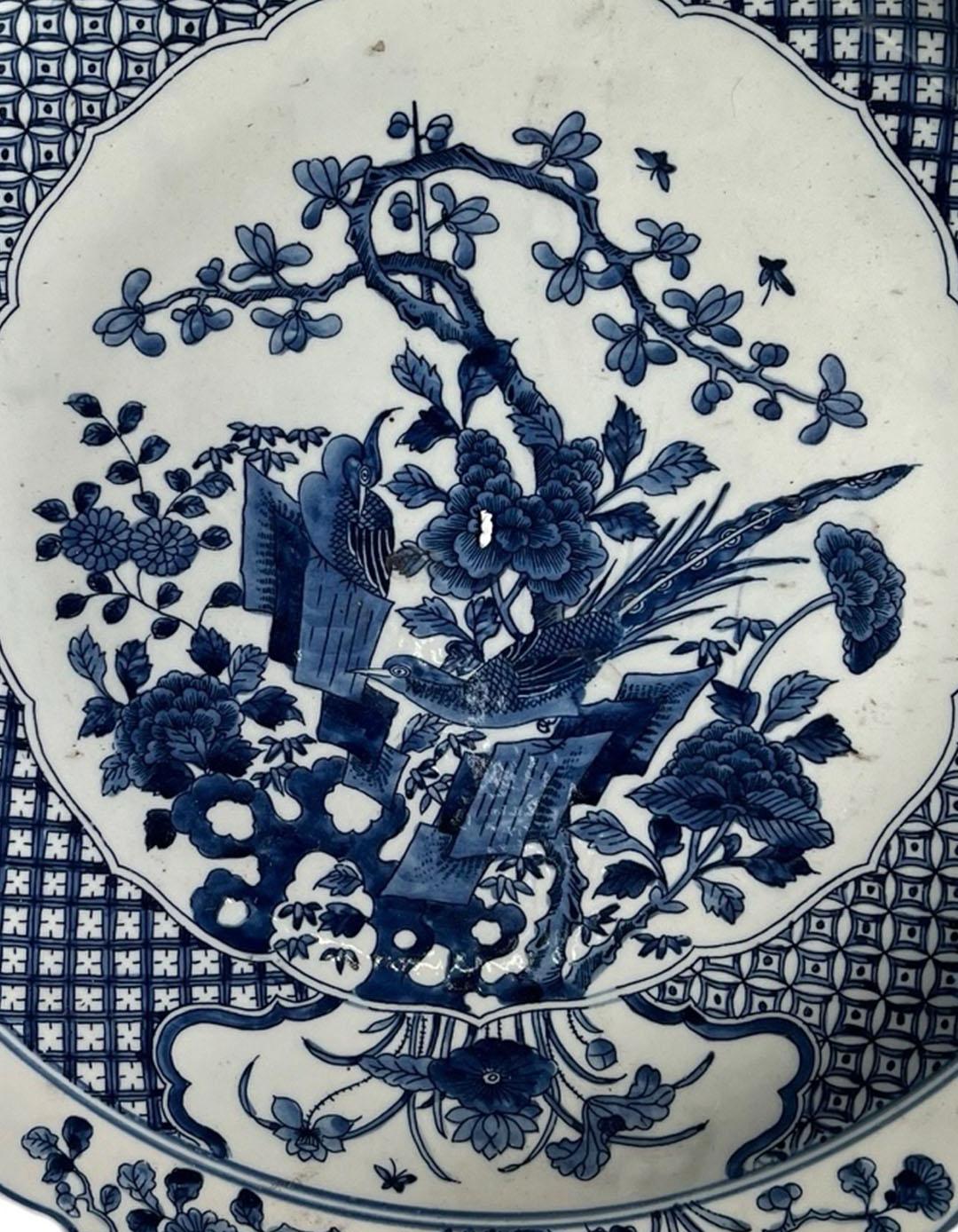Blue And White Chinese Chargers A Pair In Good Condition For Sale In Dallas, TX
