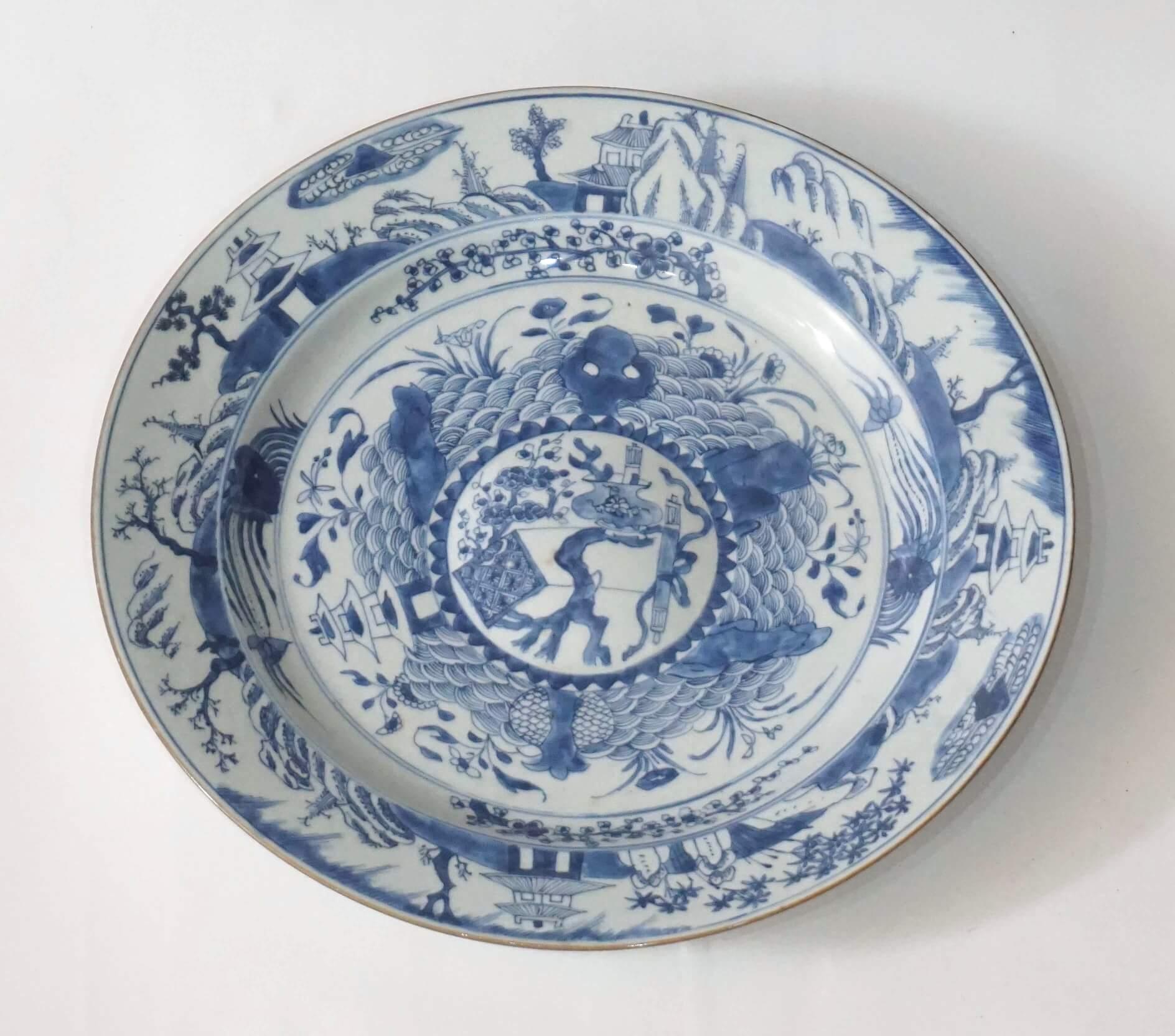 Esportazione cinese Grande caricatore cinese da esportazione in bianco e blu, tardo periodo Kangxi, circa 1700 in vendita